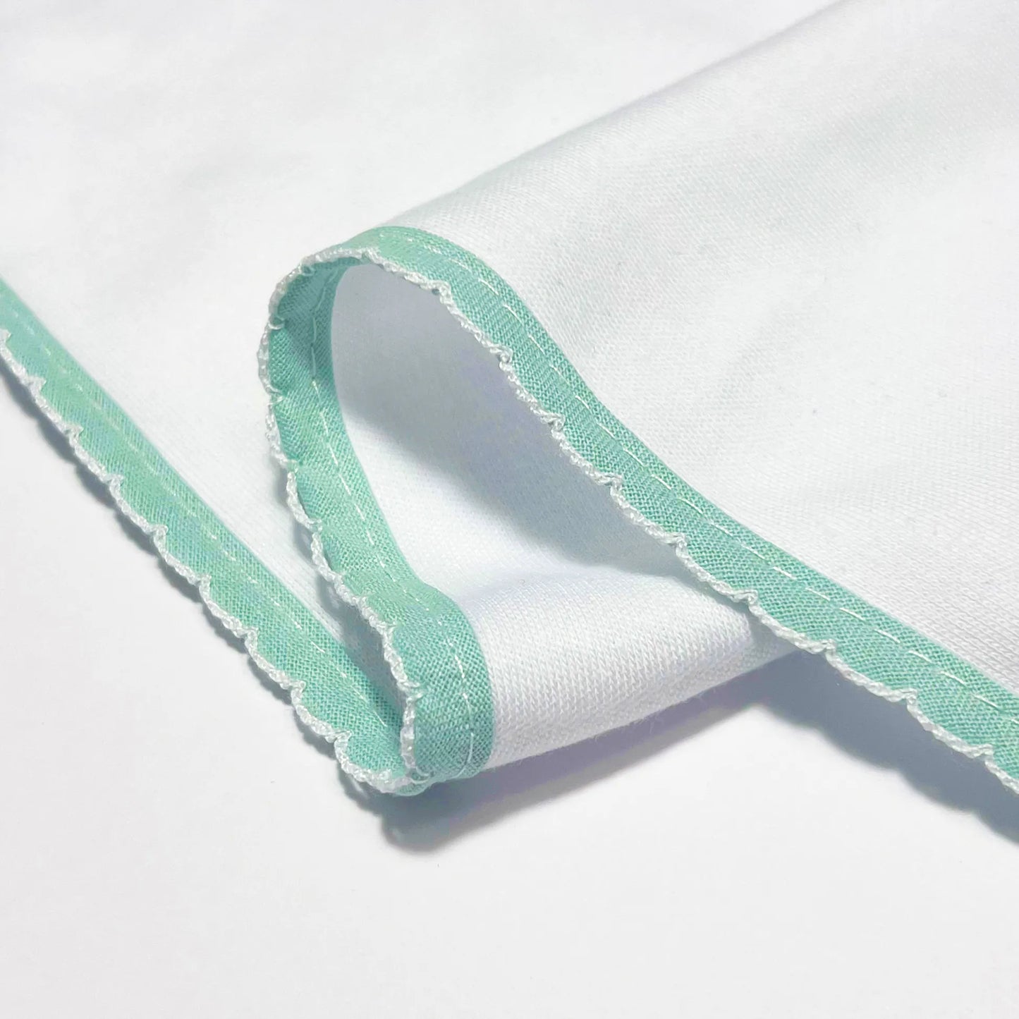 Pormenor de fralda com motivo coelho em relevo verde