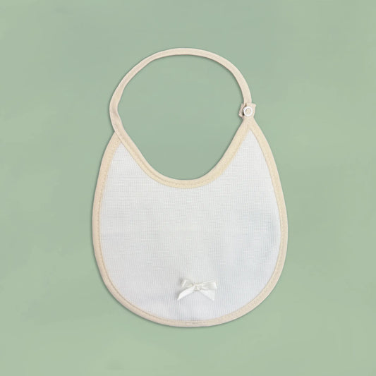 Babete liso com lacinho pérola