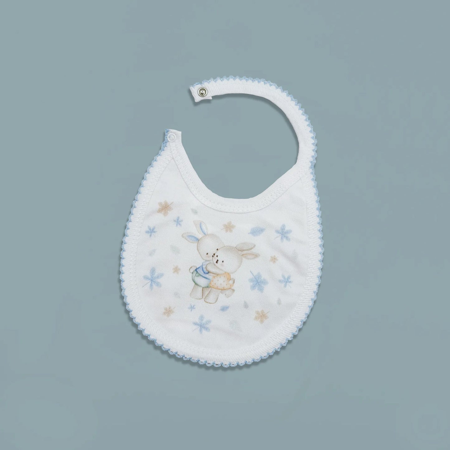 Babete com motivo coelhinhos abraçados azul