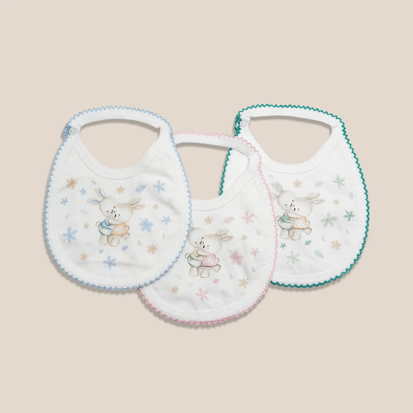 Babetes com motivo coelhinhos abraçados azul, rosa e verde