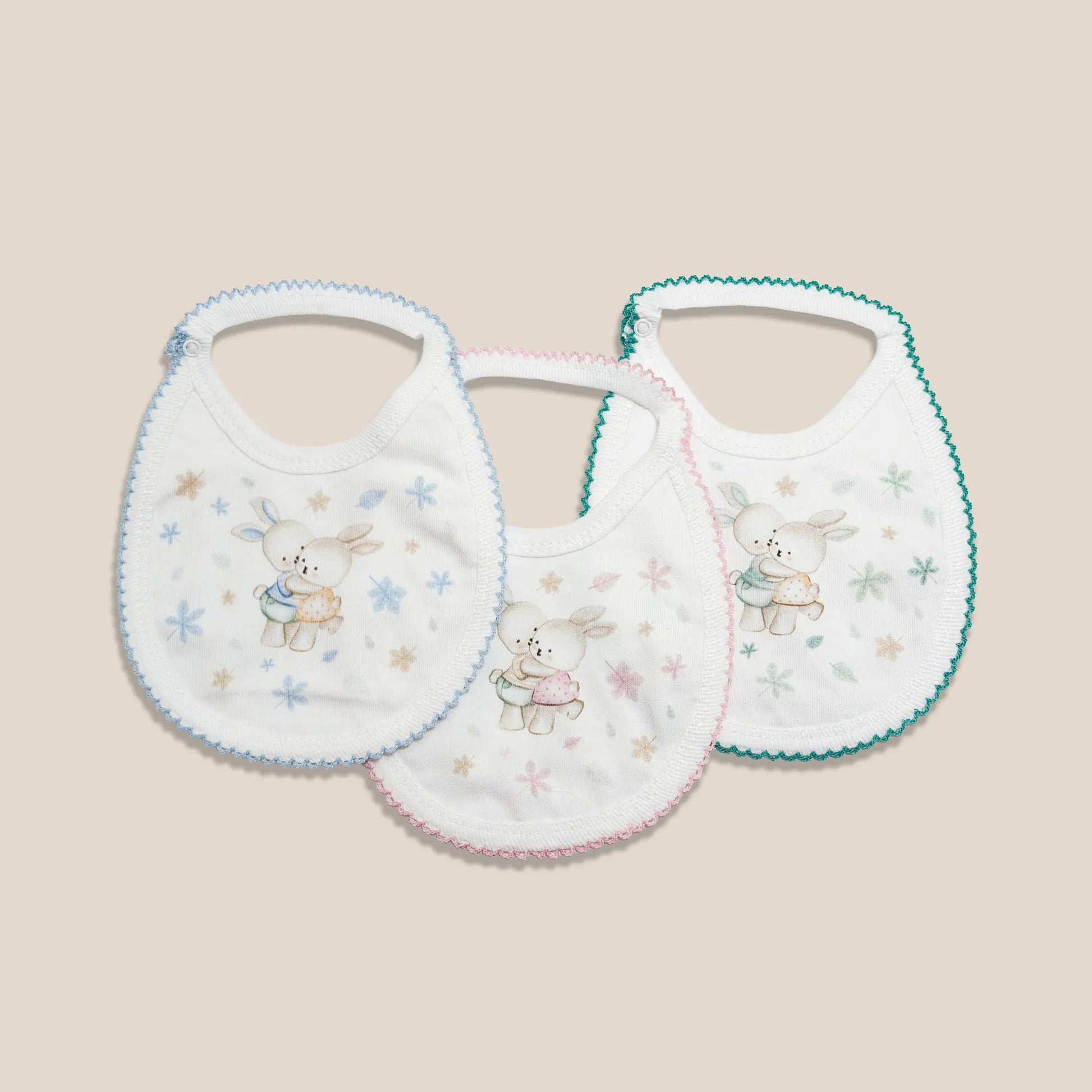 Babetes com motivo coelhinhos abraçados azul, rosa e verde