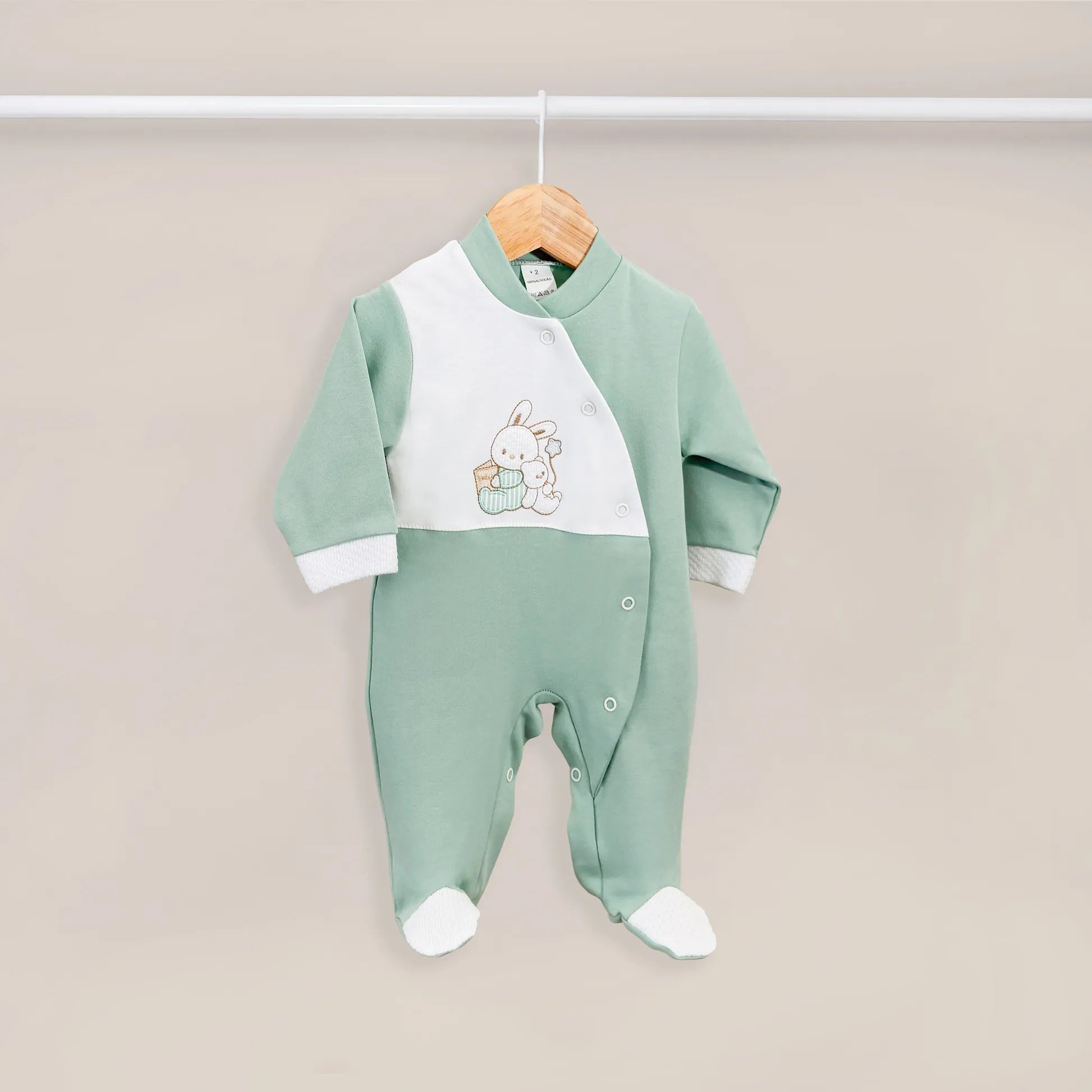 Babygrow de algodão com motivo coelhinho e ursinho com livro verde