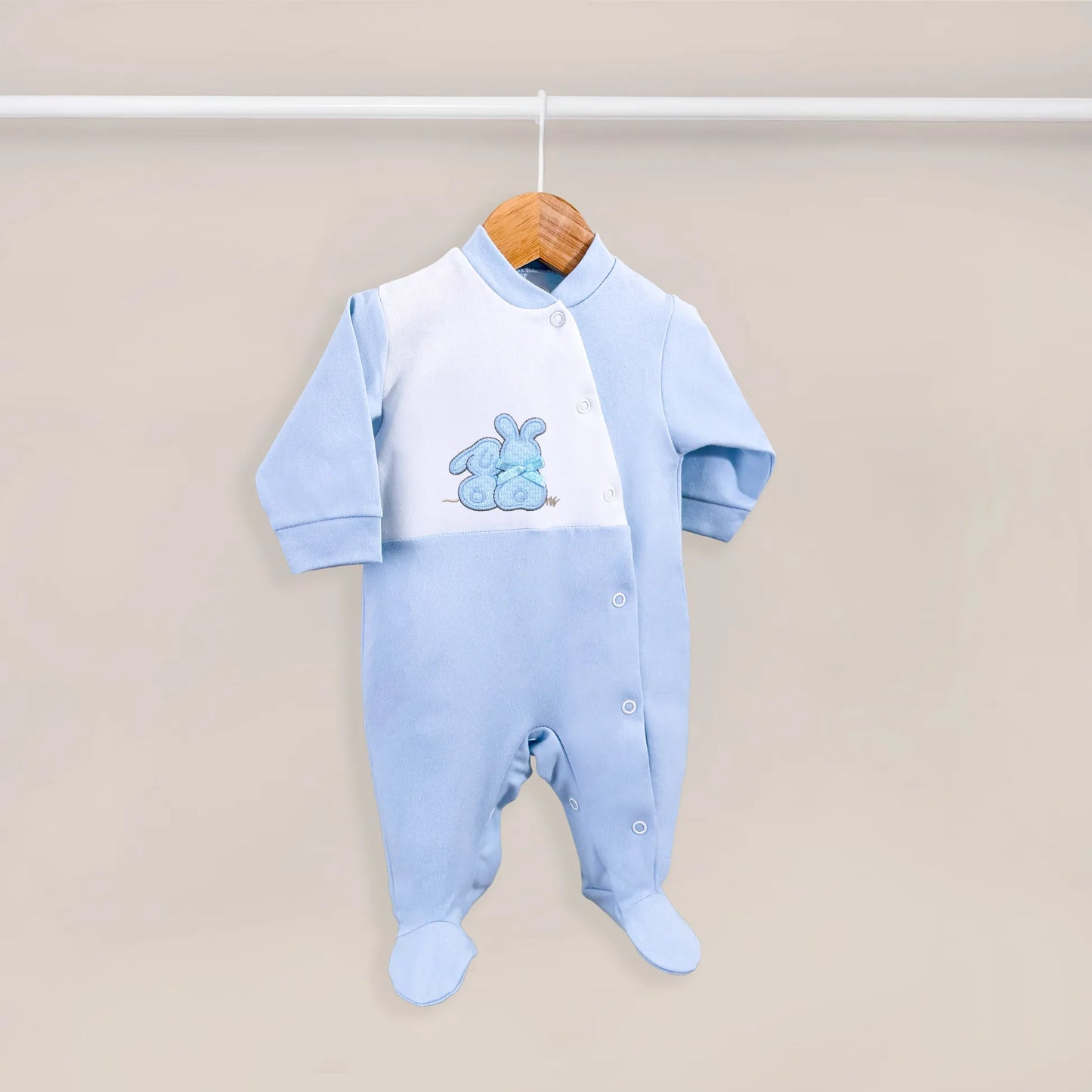 Babygrow de algodão com motivo coelhos tricot com lacinho azul