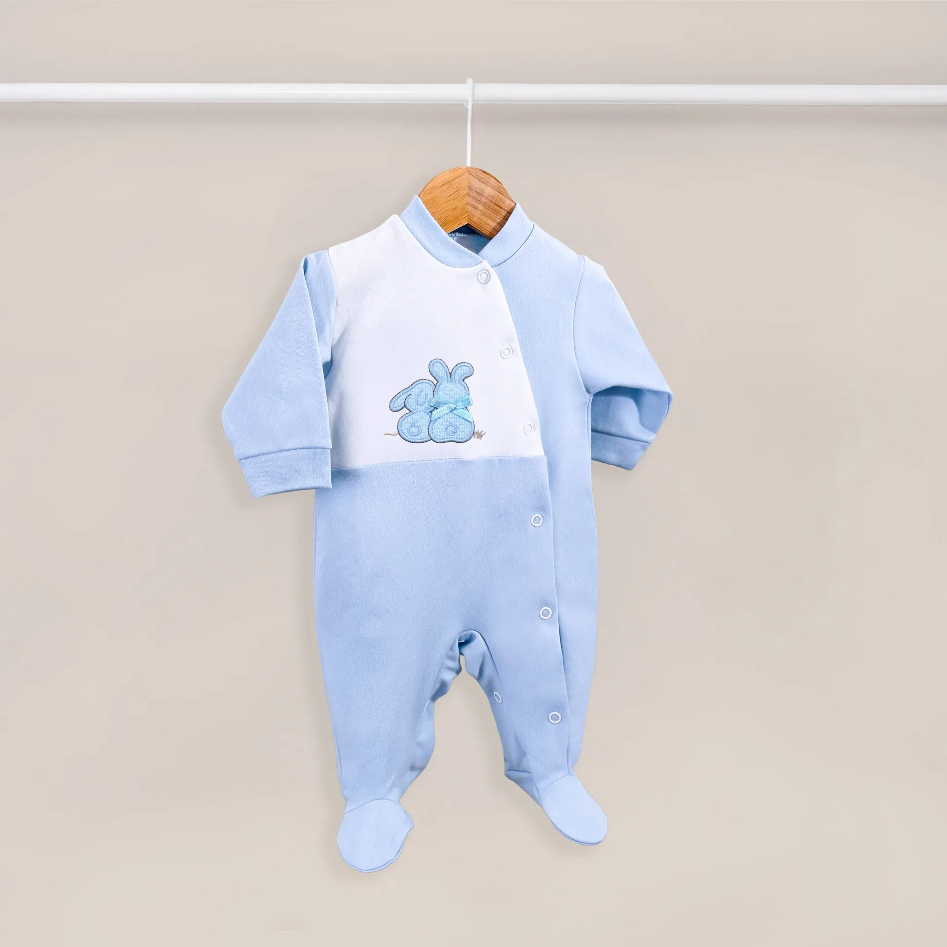 Babygrow de algodão com motivo coelhos tricot com lacinho azul