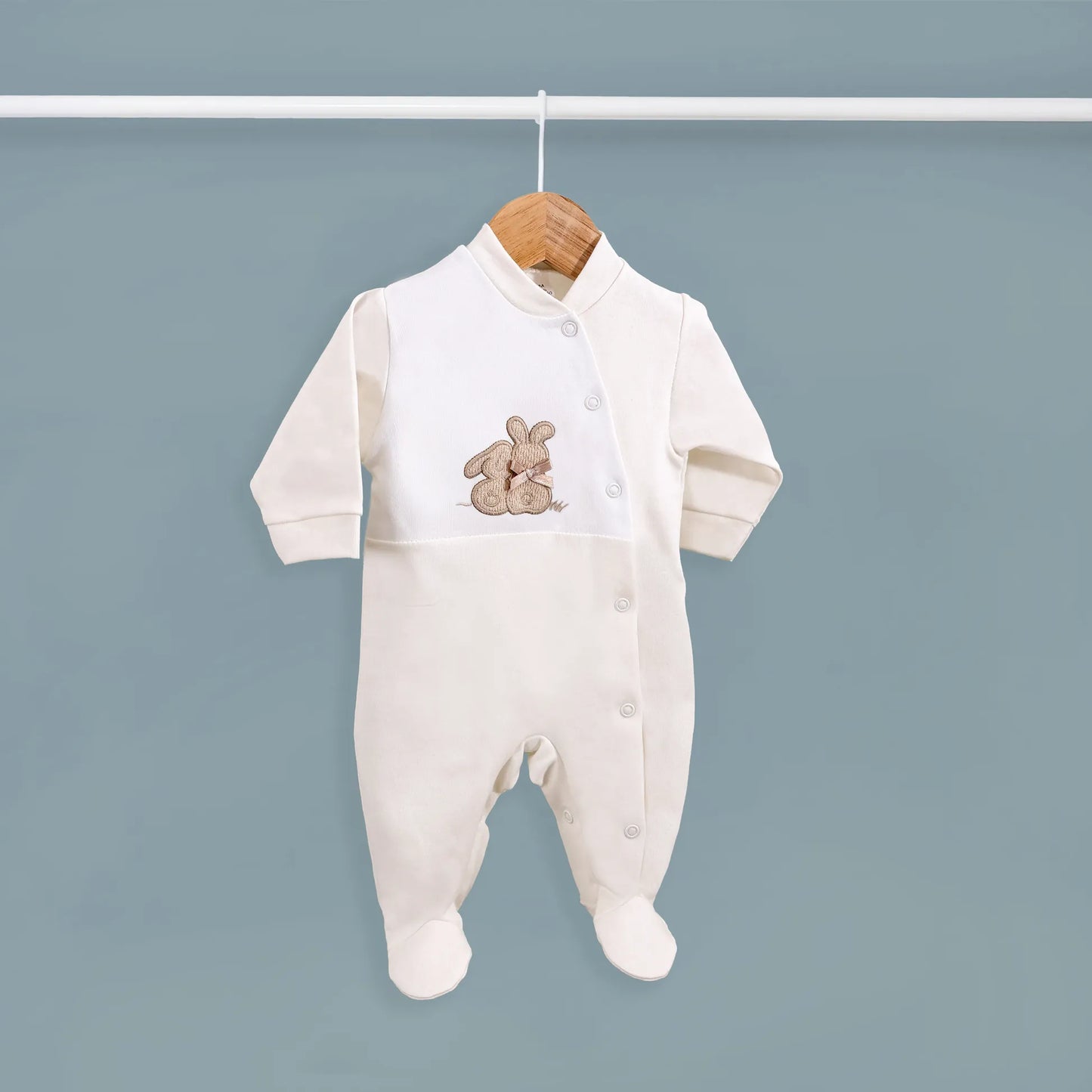 Babygrow de algodão com motivo coelhos tricot com lacinho pérola
