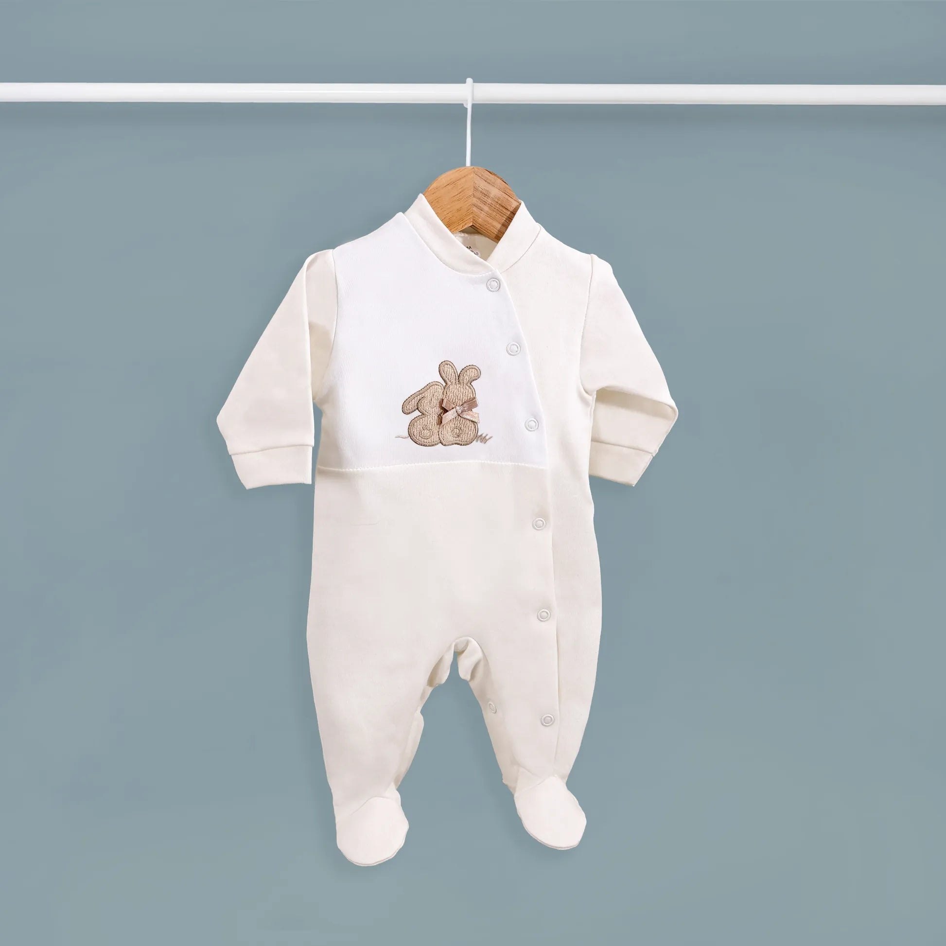 Babygrow de algodão com motivo coelhos tricot com lacinho pérola