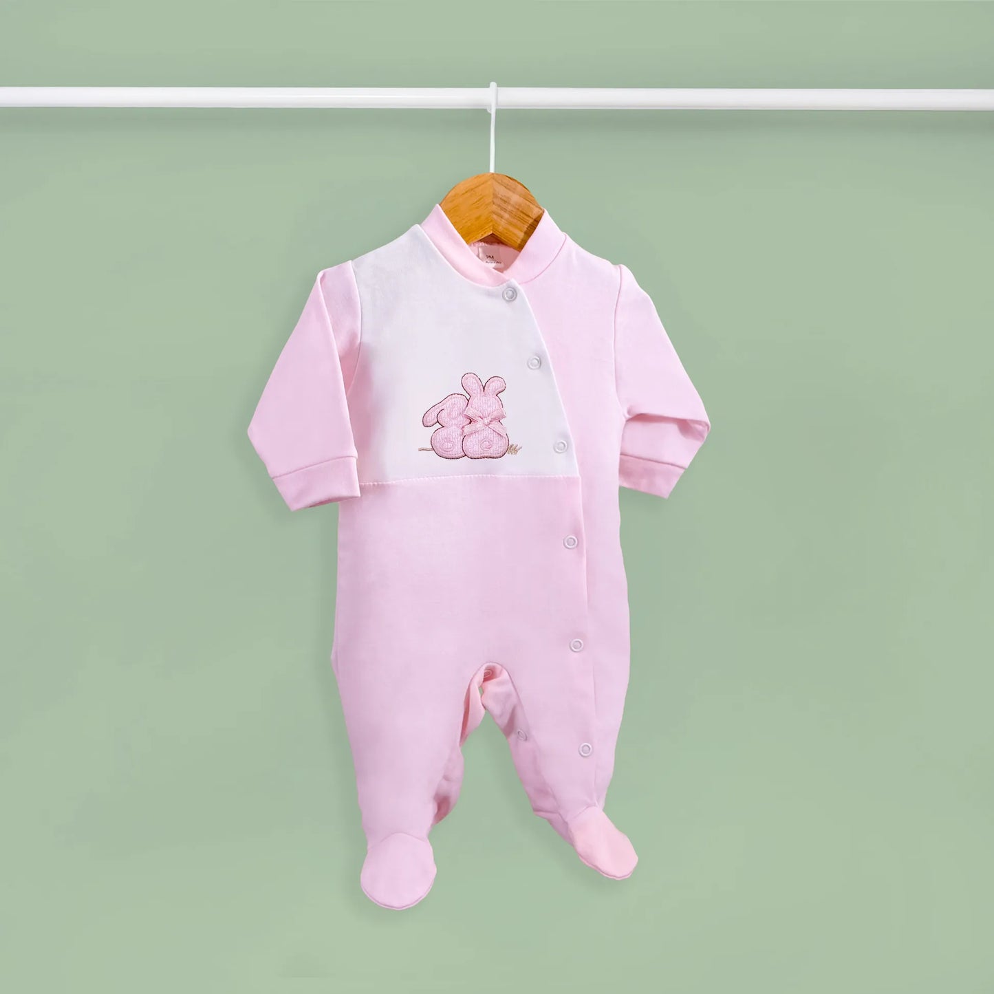 Babygrow de algodão com motivo coelhos tricot com lacinho rosa