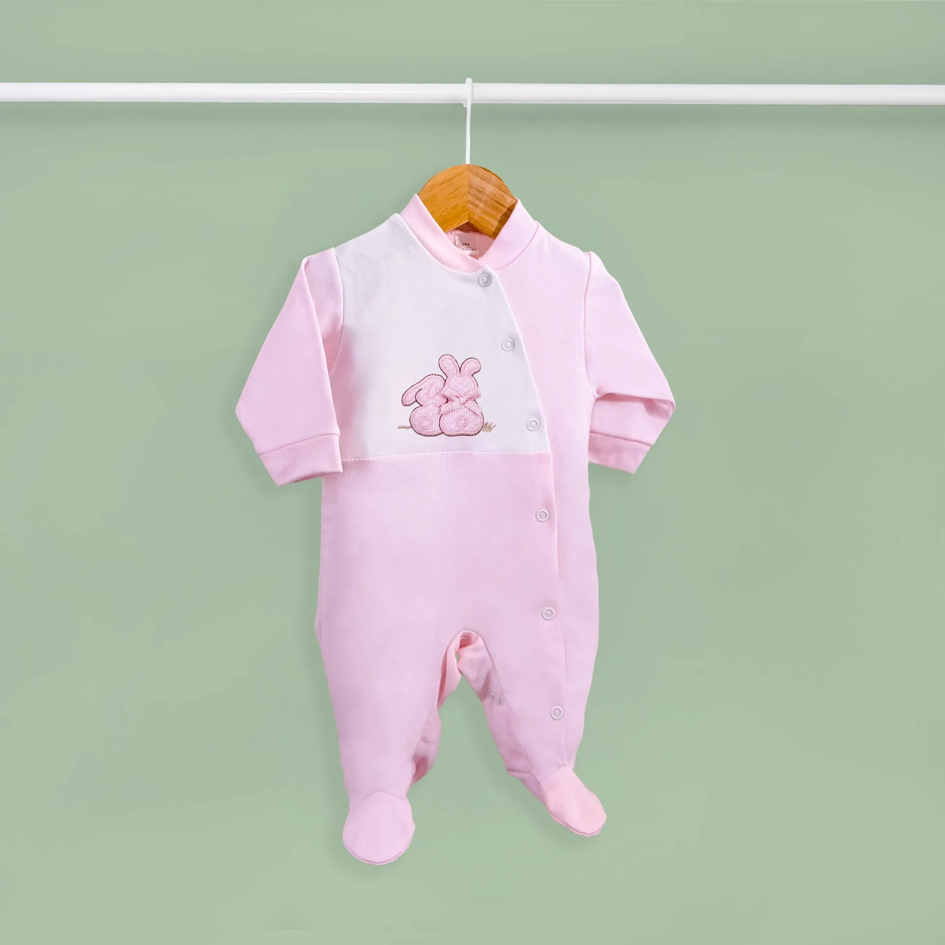 Babygrow de algodão com motivo coelhos tricot com lacinho rosa