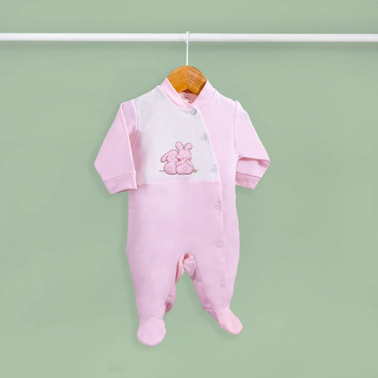 Babygrow de algodão com motivo coelhos tricot com lacinho rosa