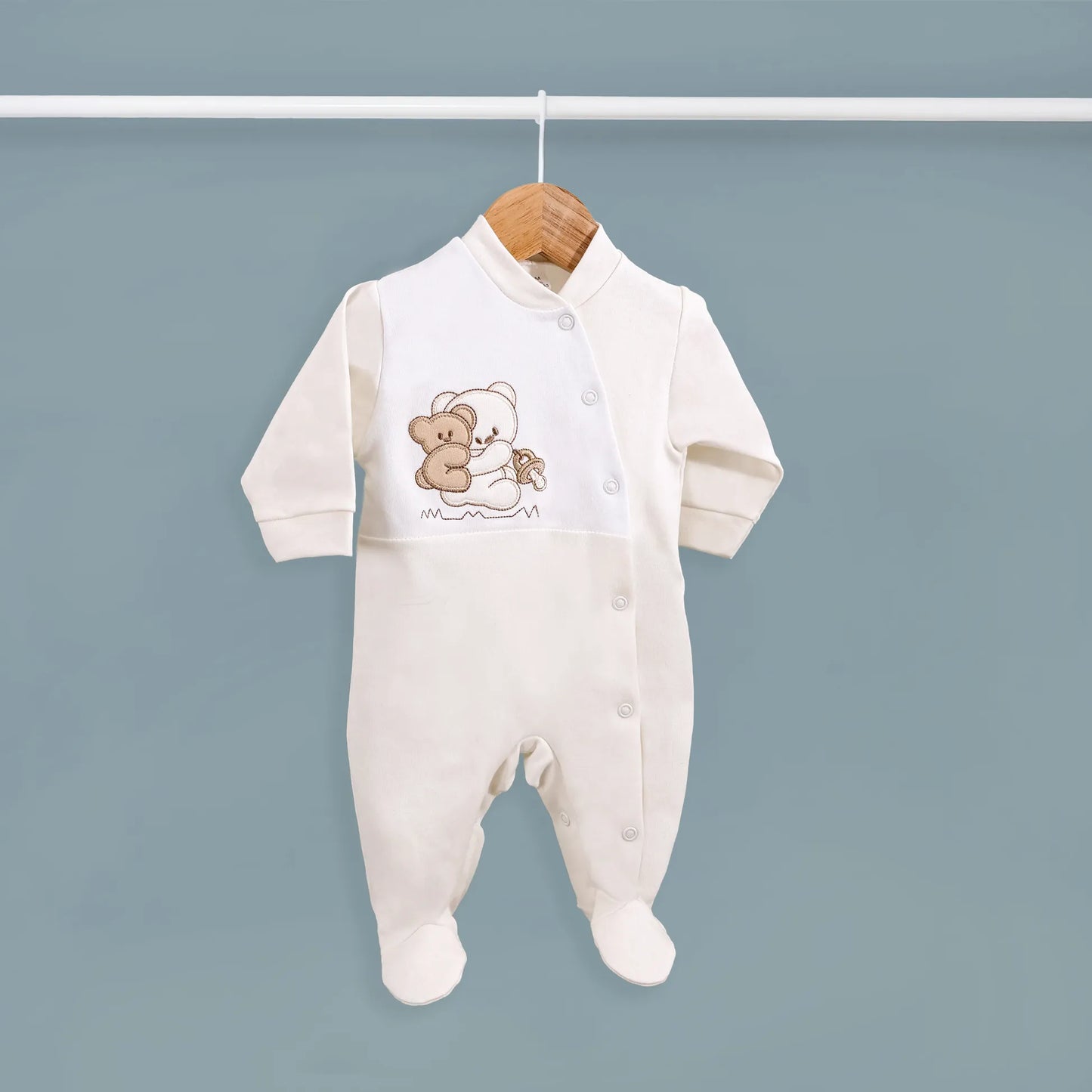 Babygrow de algodão com motivo ursinho às cavalitas pérola