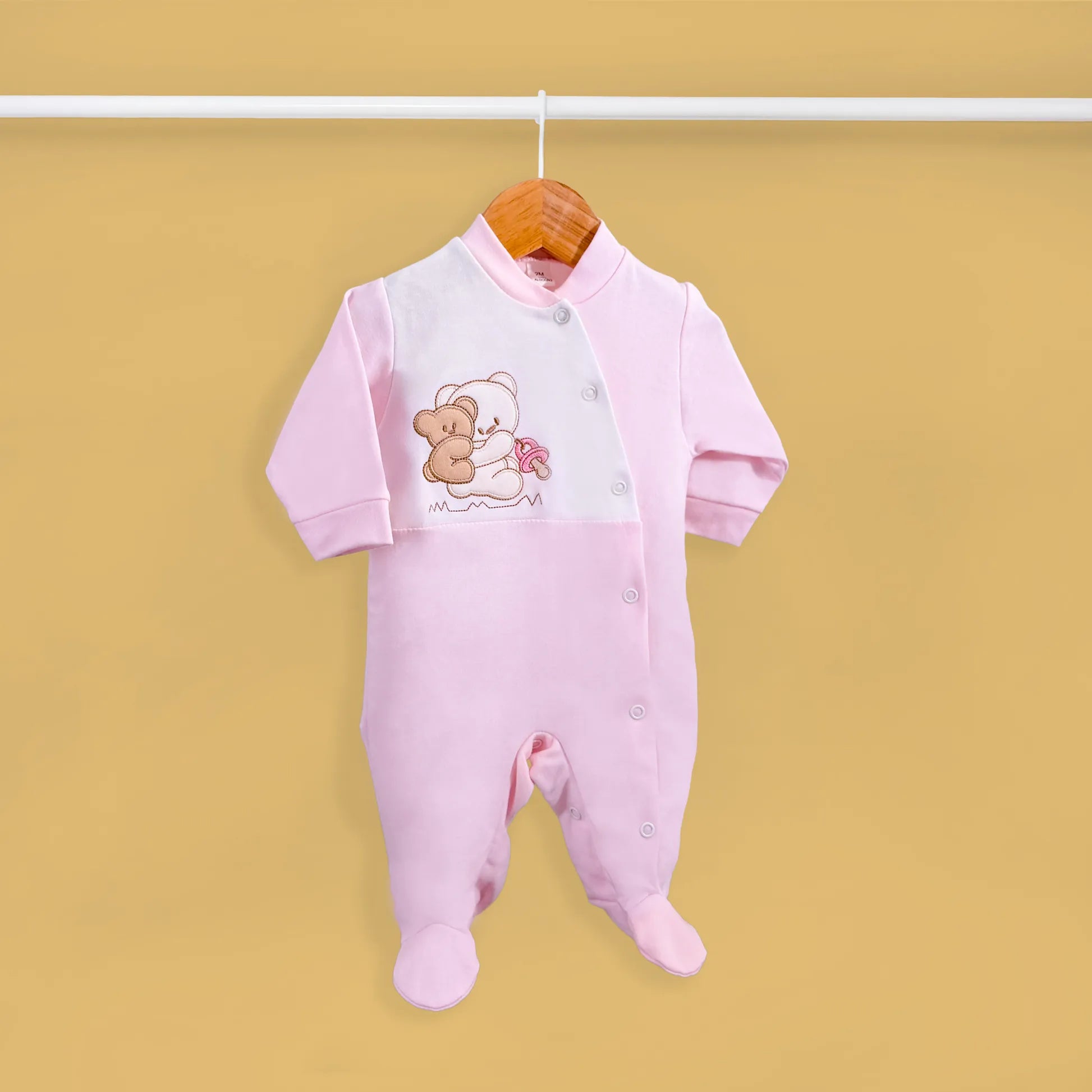 Babygrow de algodão com motivo ursinho às cavalitas rosa