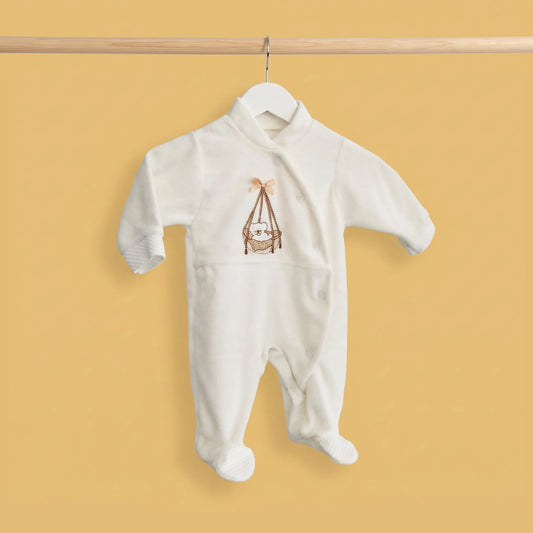 Babygrow aveludado com motivo ursinho na cesta com lacinho pérola