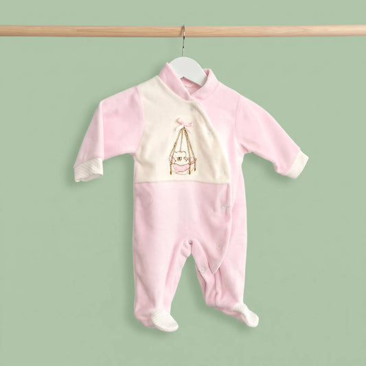 Babygrow aveludado com motivo ursinho na cesta com lacinho rosa