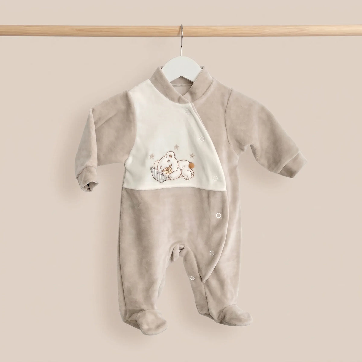 Babygrow aveludado com motivo ursinho deitado com pompom cinza