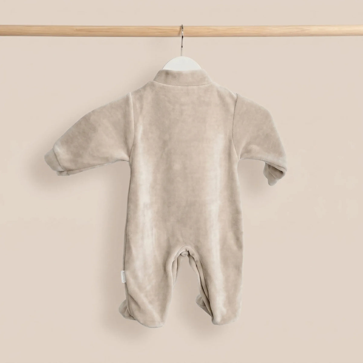 Babygrow aveludado com motivo ursinho deitado com pompom cinza
