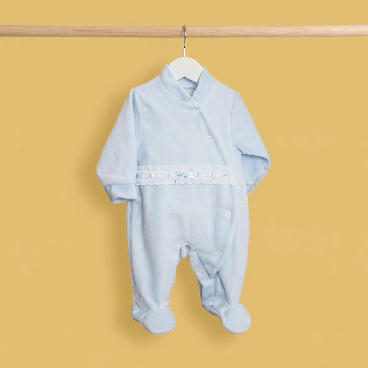 Babygrow aveludado com renda e lacinho na frente azul