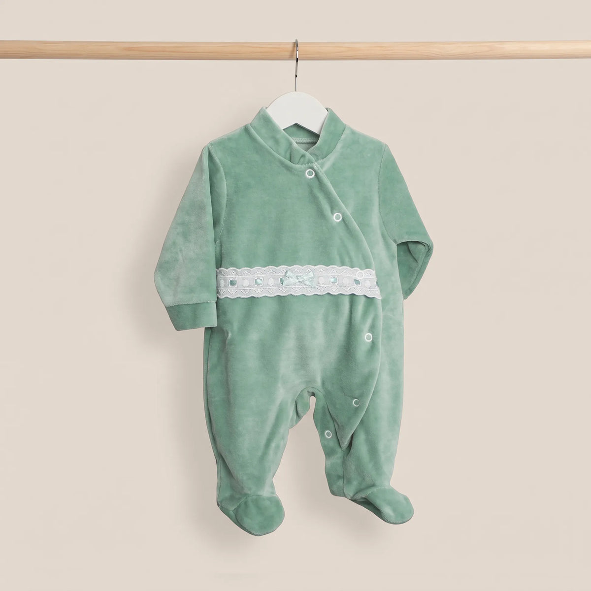 Babygrow aveludado com renda e lacinho na frente verde