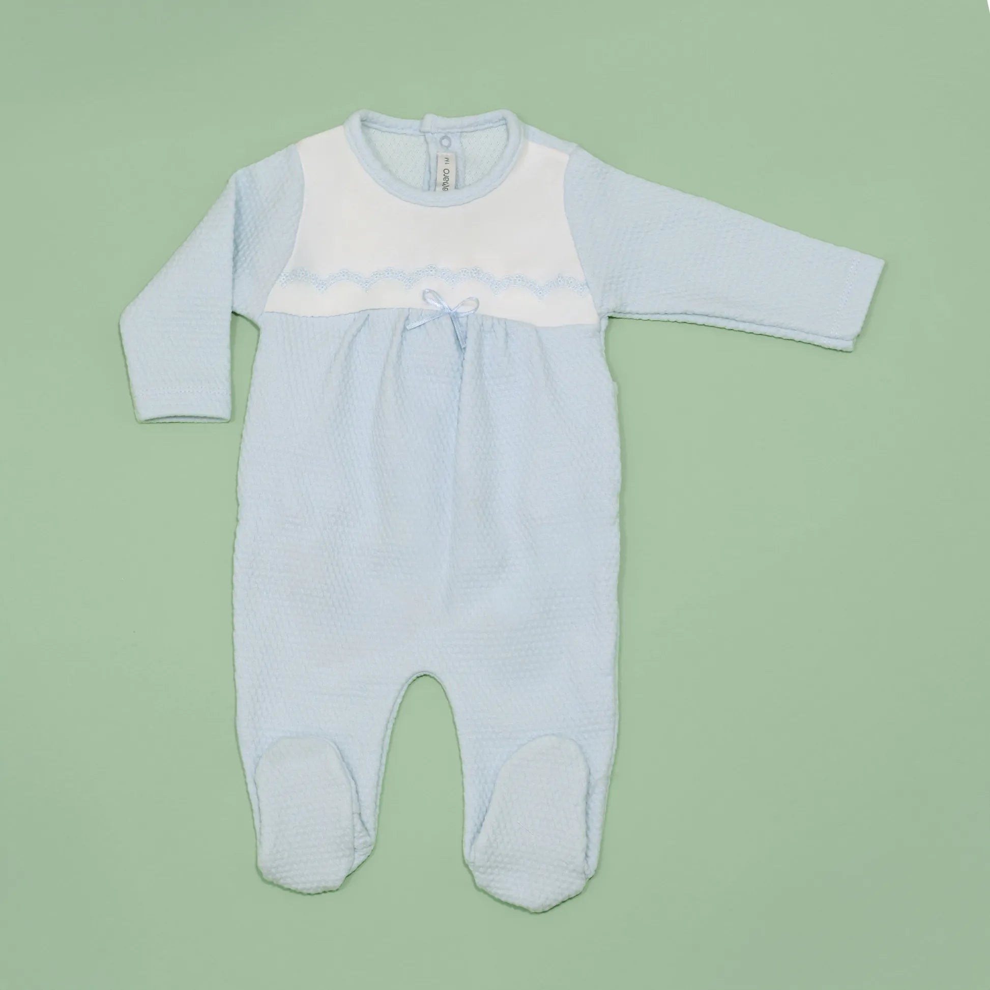 Babygrow com efeito renda e lacinho no peito azul