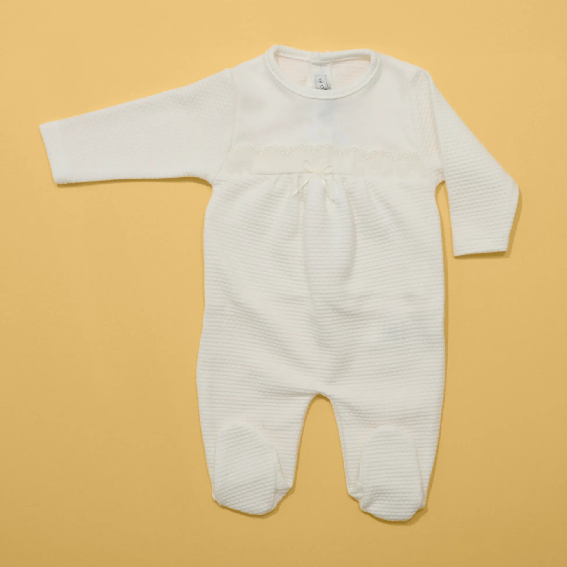 Babygrow com efeito renda e lacinho no peito pérola