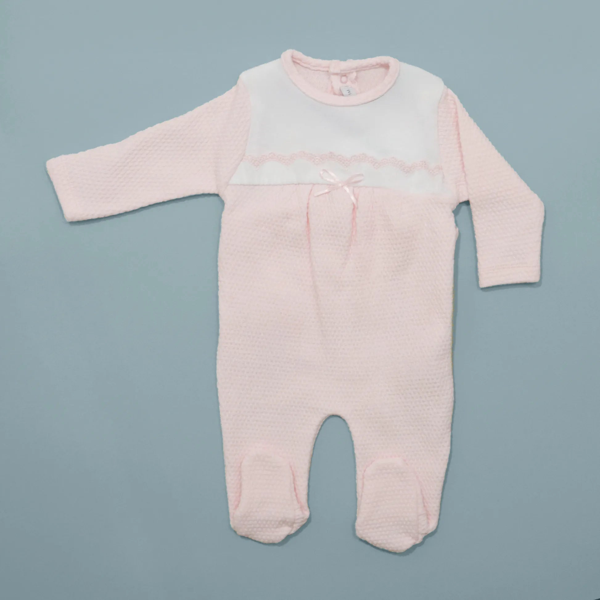 Babygrow com efeito renda e lacinho no peito rosa