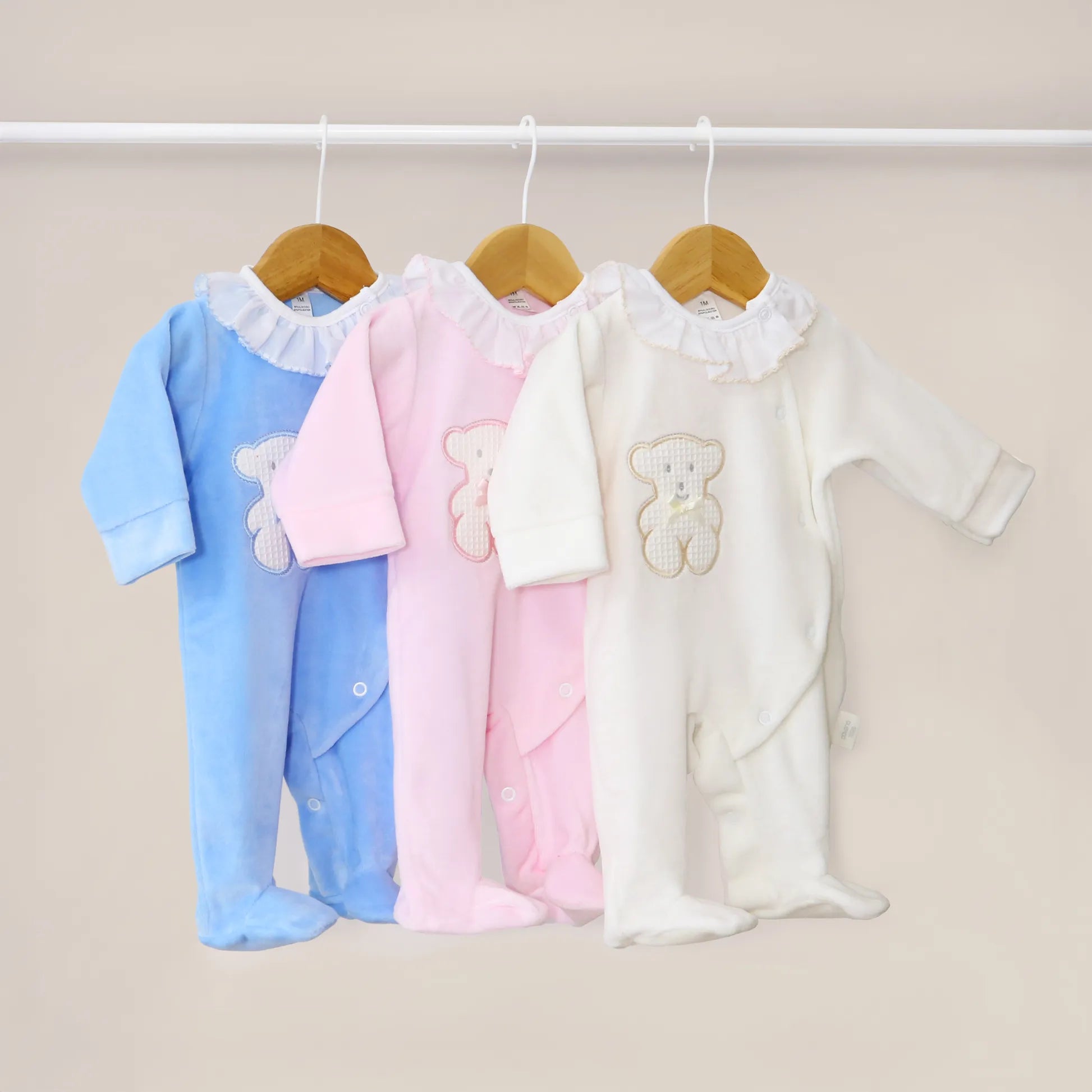 Babygrows com gola em folho e motivo ursinho waffle azul, rosa e pérola