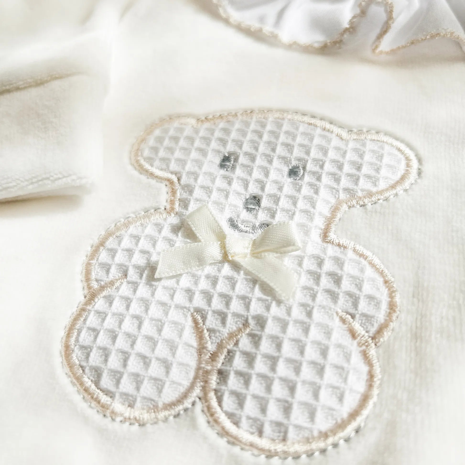 Pormenor de babygrow com gola em folho e motivo ursinho waffle pérola