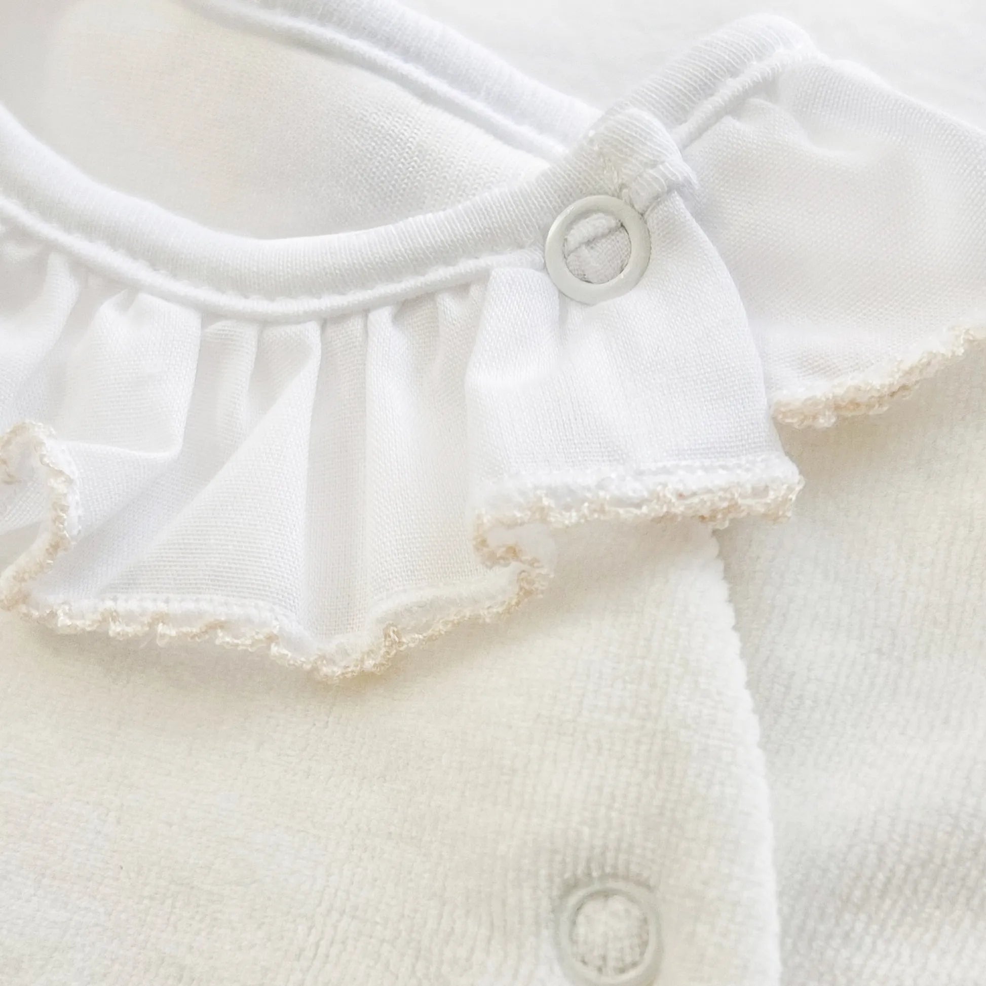 Pormenor de babygrow com gola em folho e motivo ursinho waffle pérola