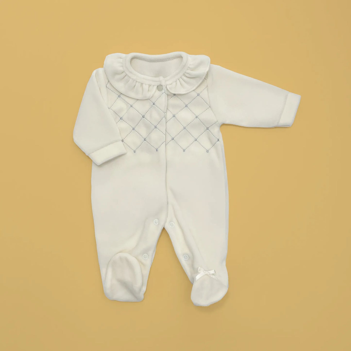Babygrow de menina com gola redonda e bordado losangos pérola
