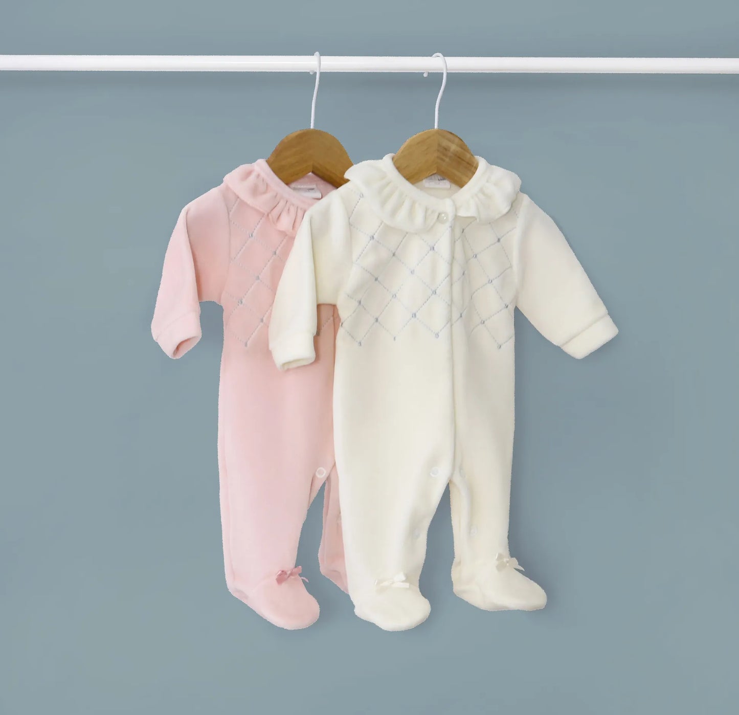 Babygrows de menina com gola redonda e bordado losangos rosa e bege