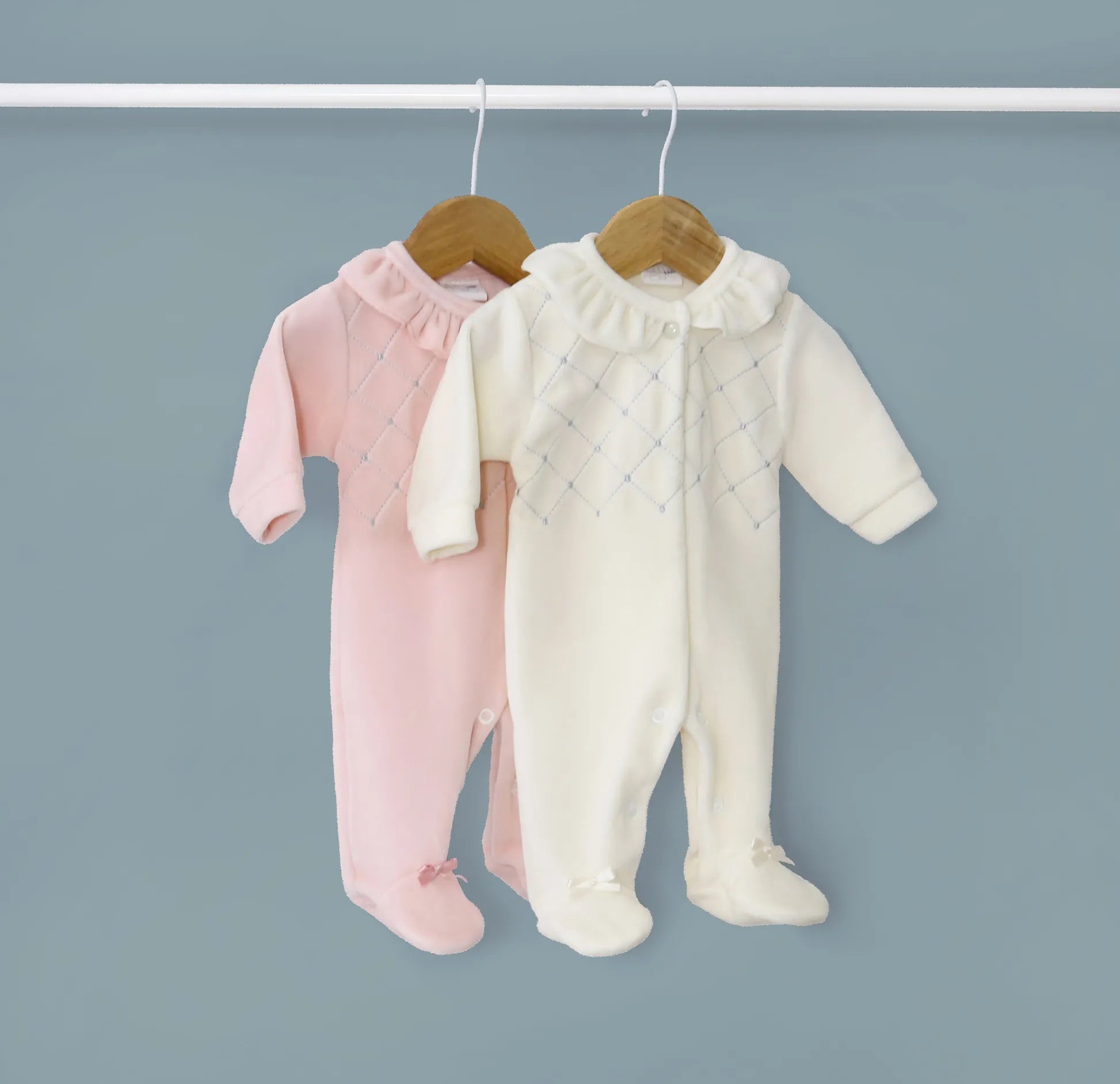 Babygrows de menina com gola redonda e bordado losangos rosa e bege