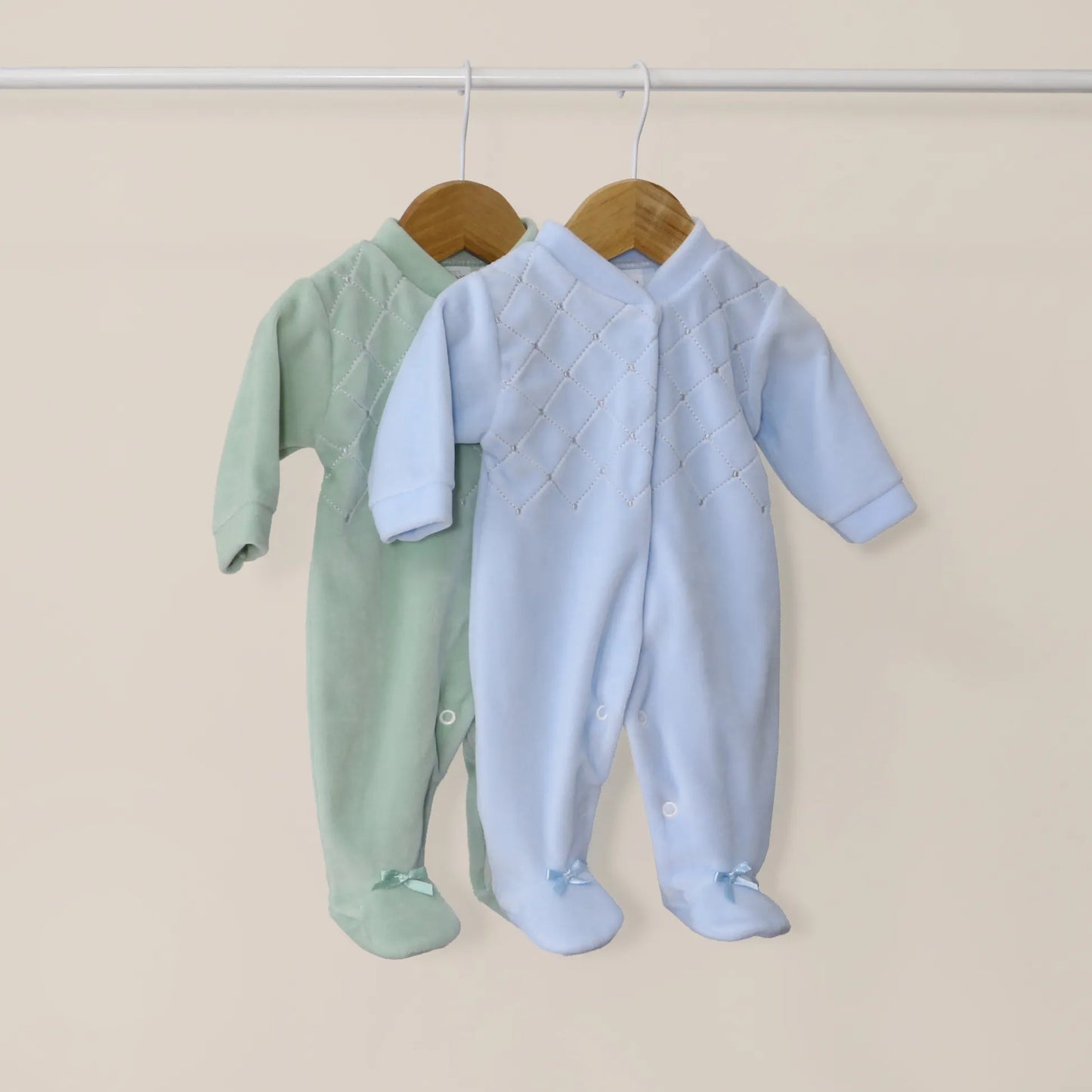 Babygrows de menino com bordado losangos verde e azul