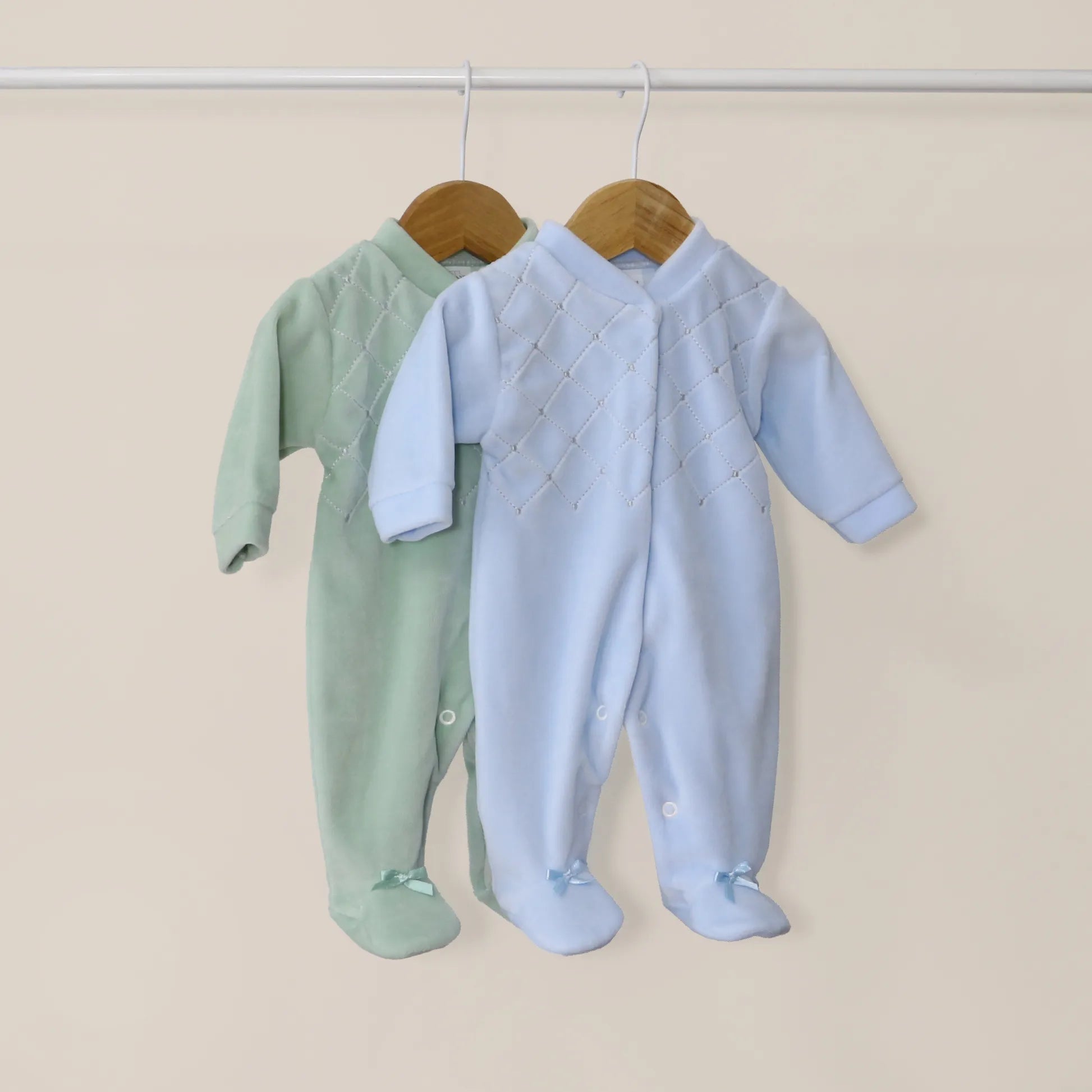 Babygrows de menino com bordado losangos verde e azul
