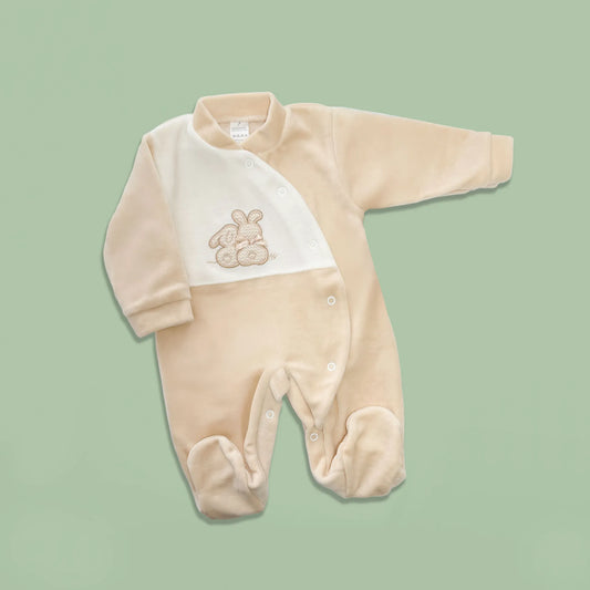 Babygrow com motivo coelhos tricot com lacinho bege