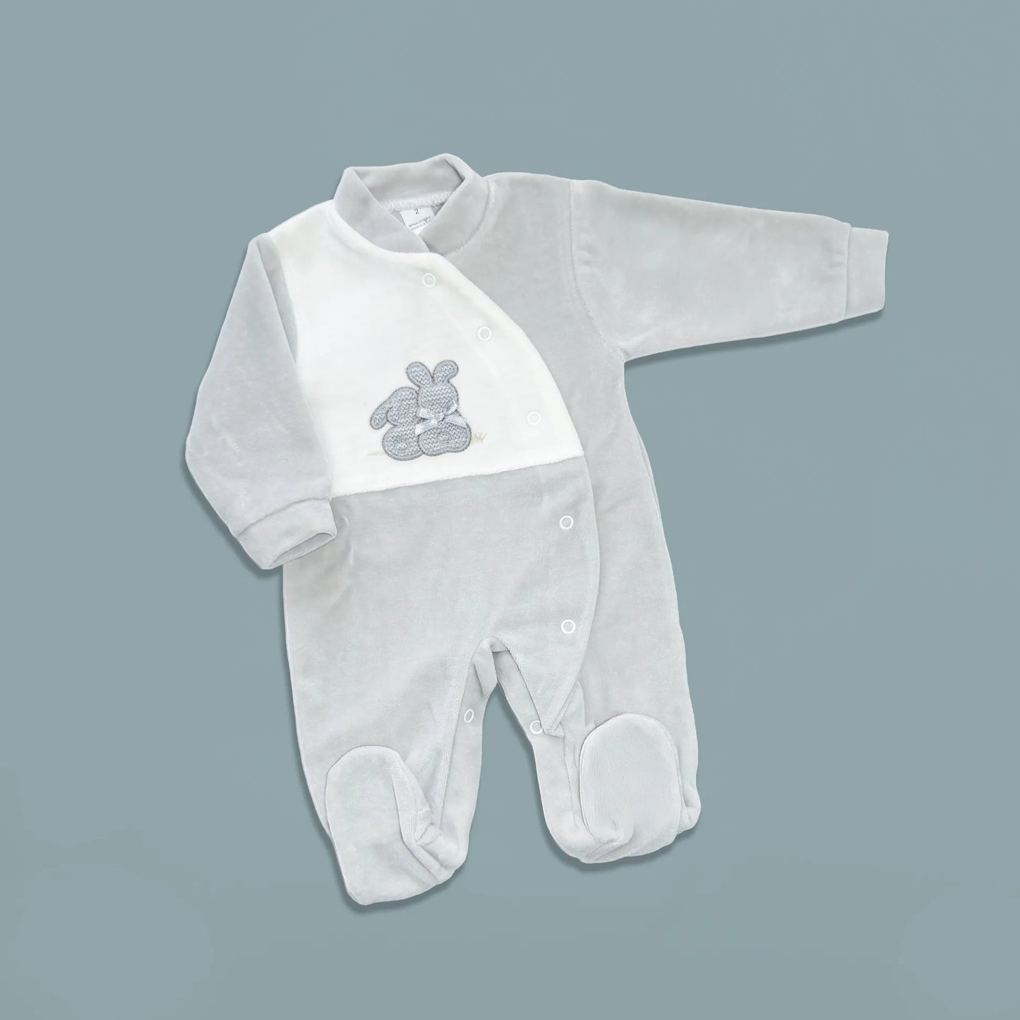 Babygrow com motivo coelhos tricot com lacinho cinza