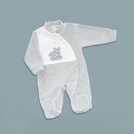Babygrow com motivo coelhos tricot com lacinho cinza