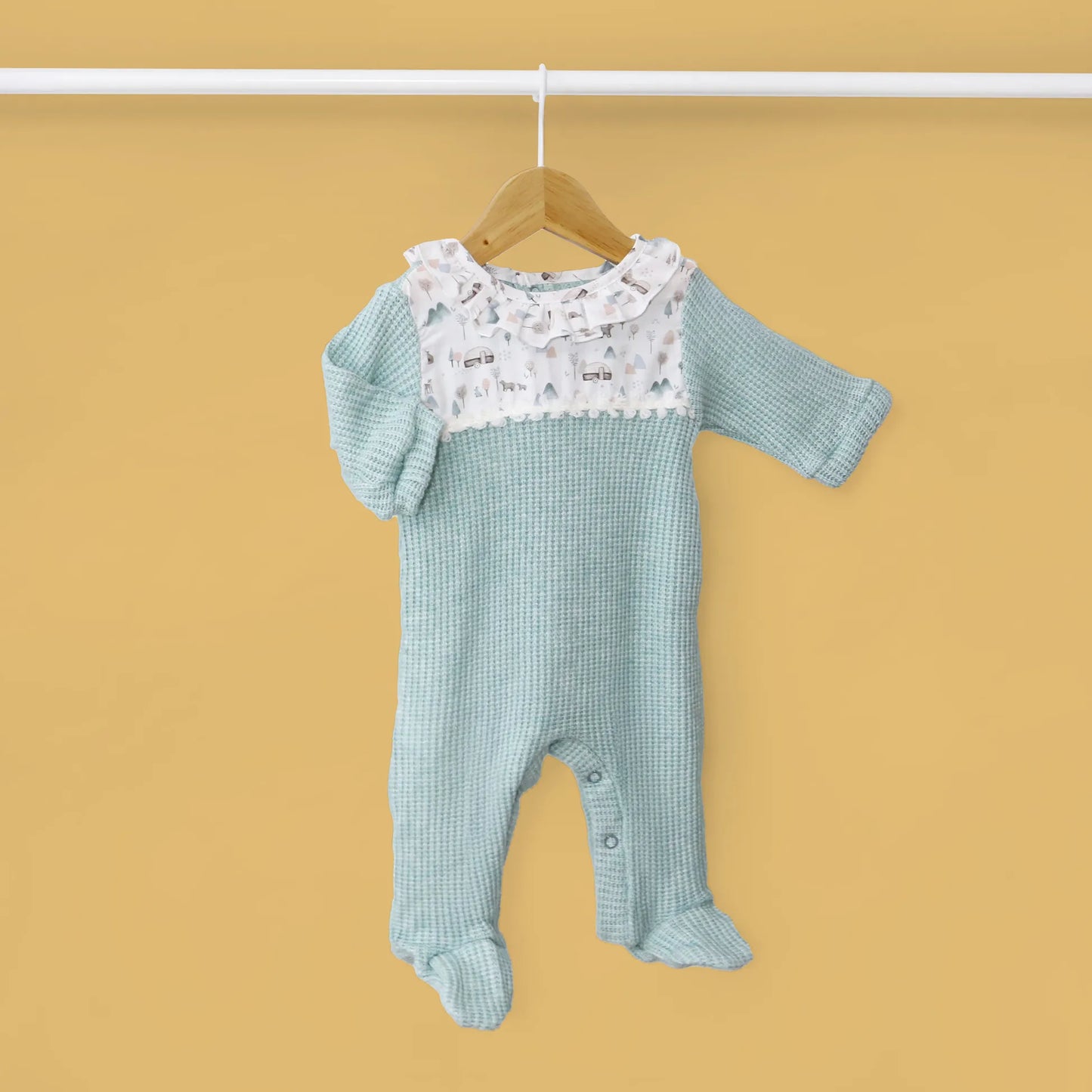 Babygrow em tricot com folho na gola e peitilho em contraste verde