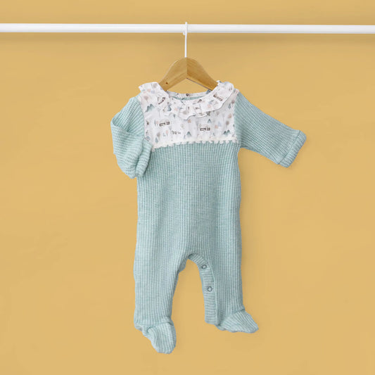 Babygrow em tricot com folho na gola e peitilho em contraste verde