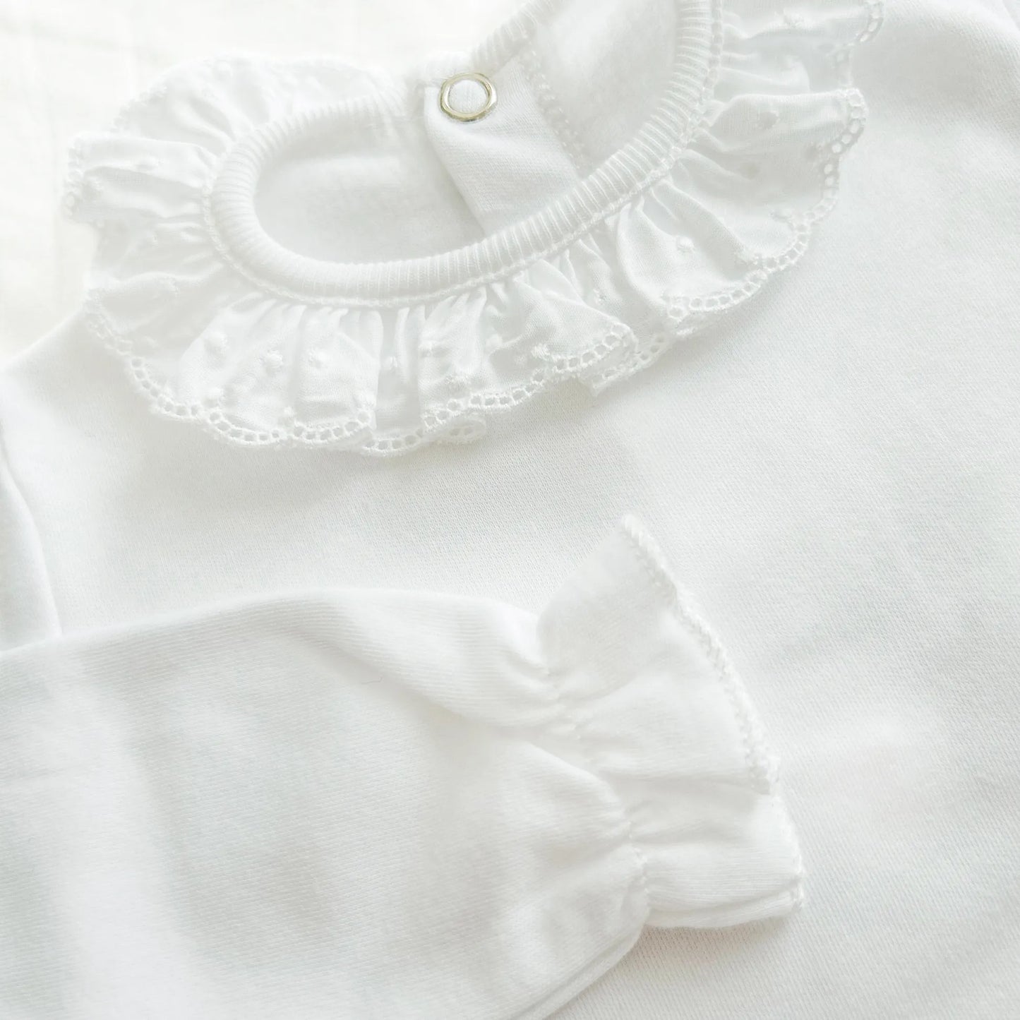 Pormenor de body com gola bordada com pintas cardado branco