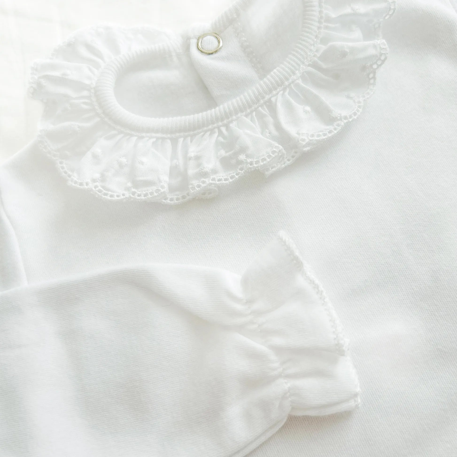 Pormenor de body com gola bordada com pintas cardado branco