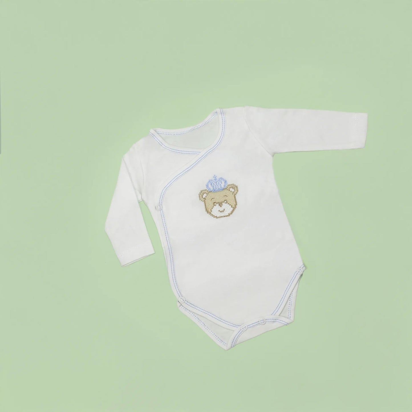 Body de trespasse cardado com ursinho bordado em ponto de cruz azul
