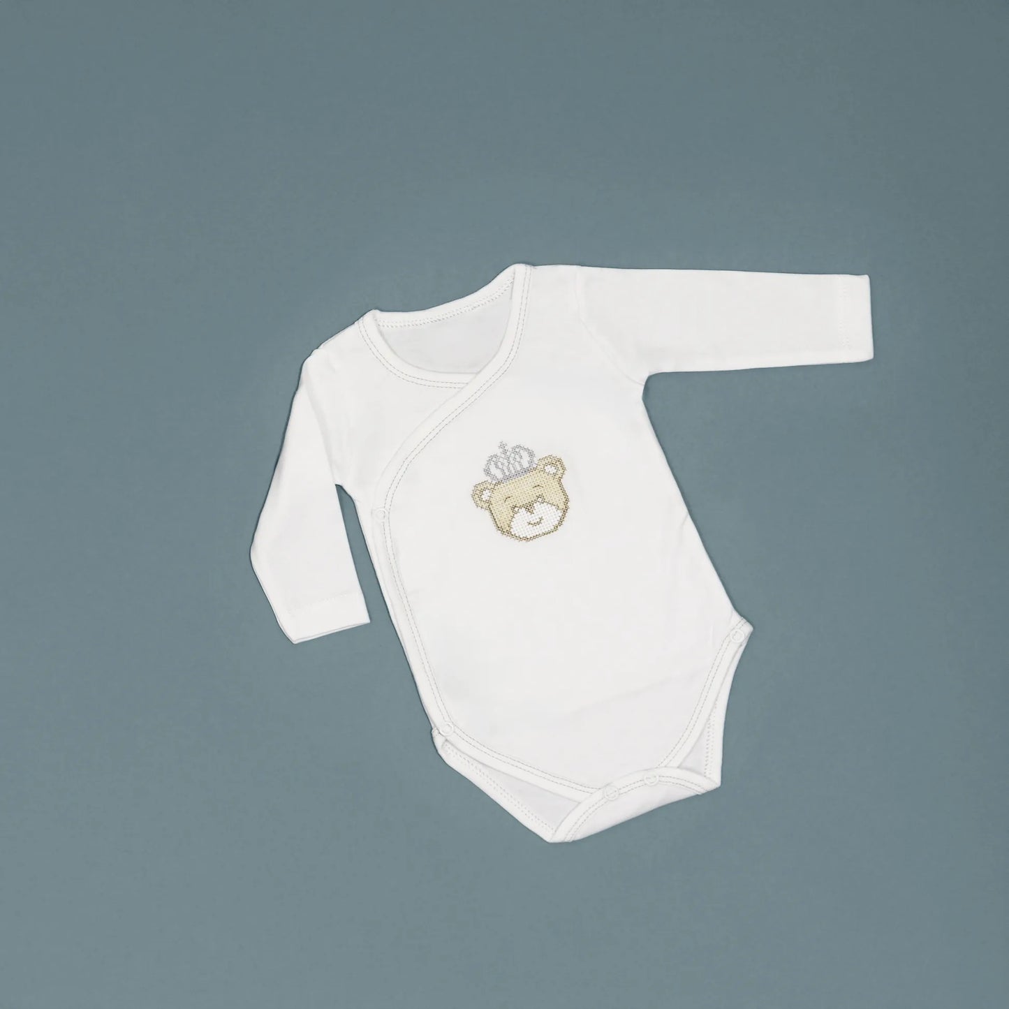 Body de trespasse cardado com ursinho bordado em ponto de cruz cinza