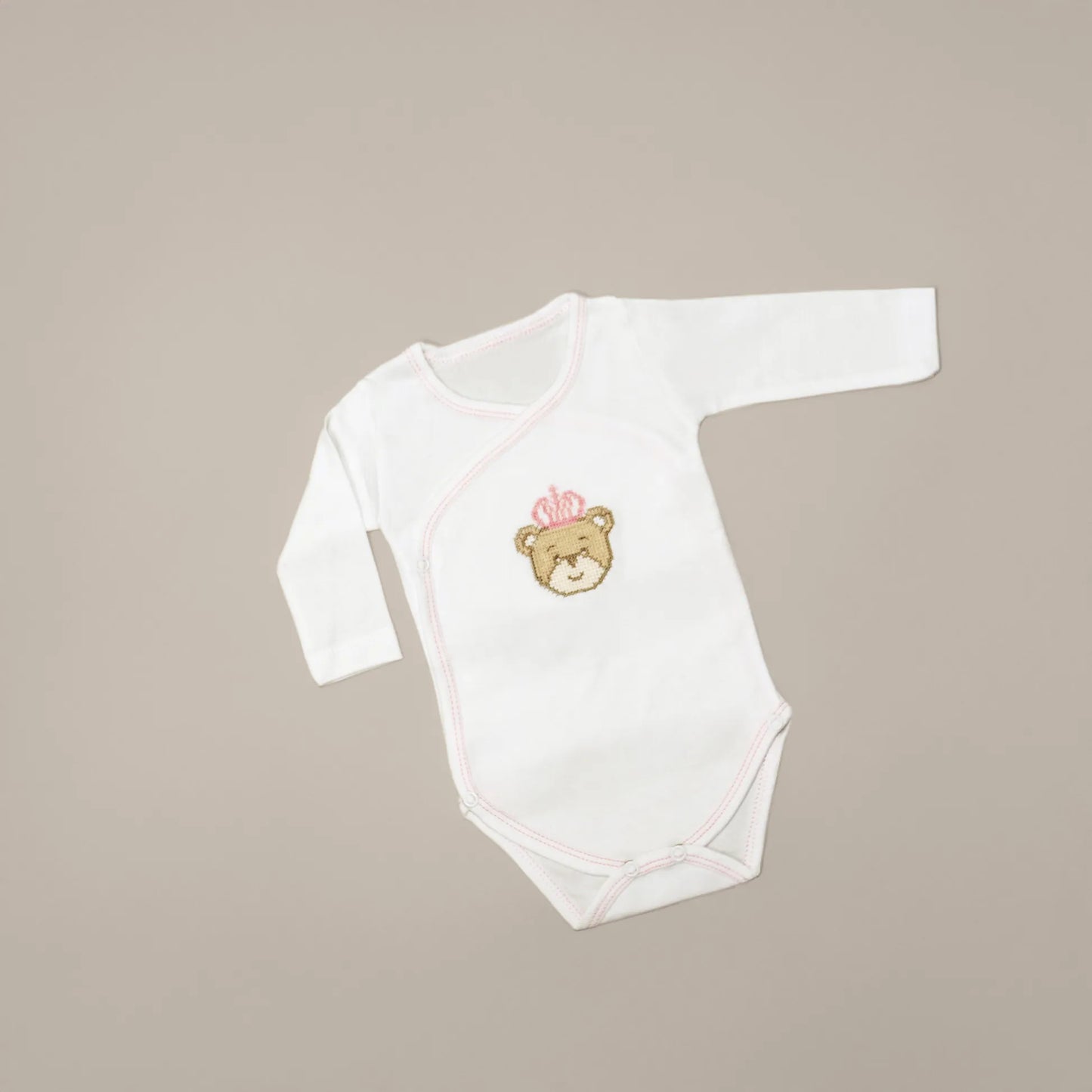 Body de trespasse cardado com ursinho bordado em ponto de cruz rosa