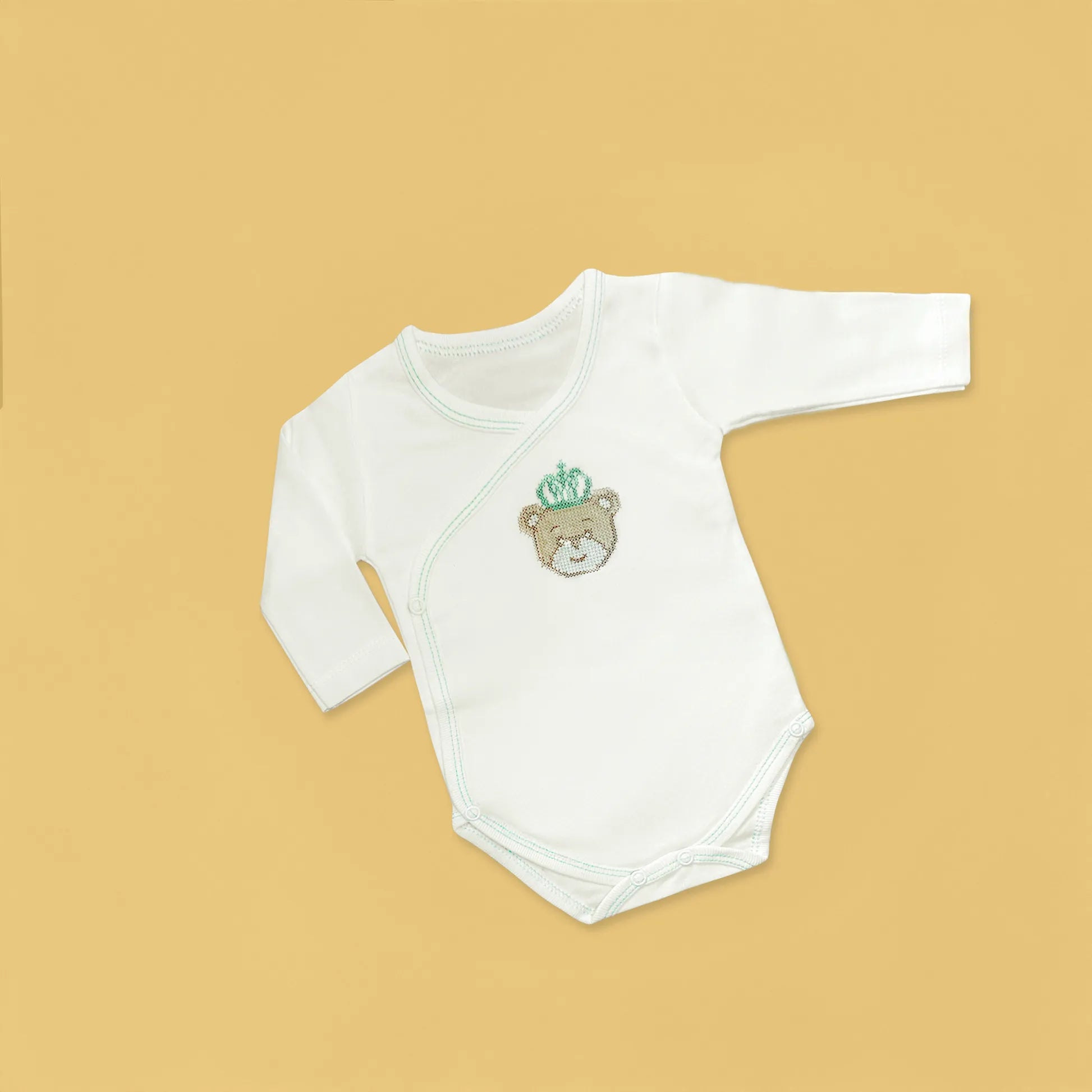 Body de trespasse cardado com ursinho bordado em ponto de cruz verde