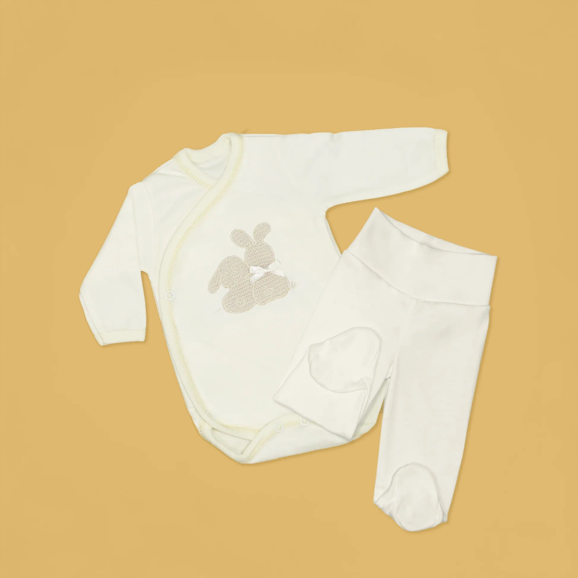 Pormenor de body de trespasse com collant cardado com motivo coelhos tricot com lacinho bege