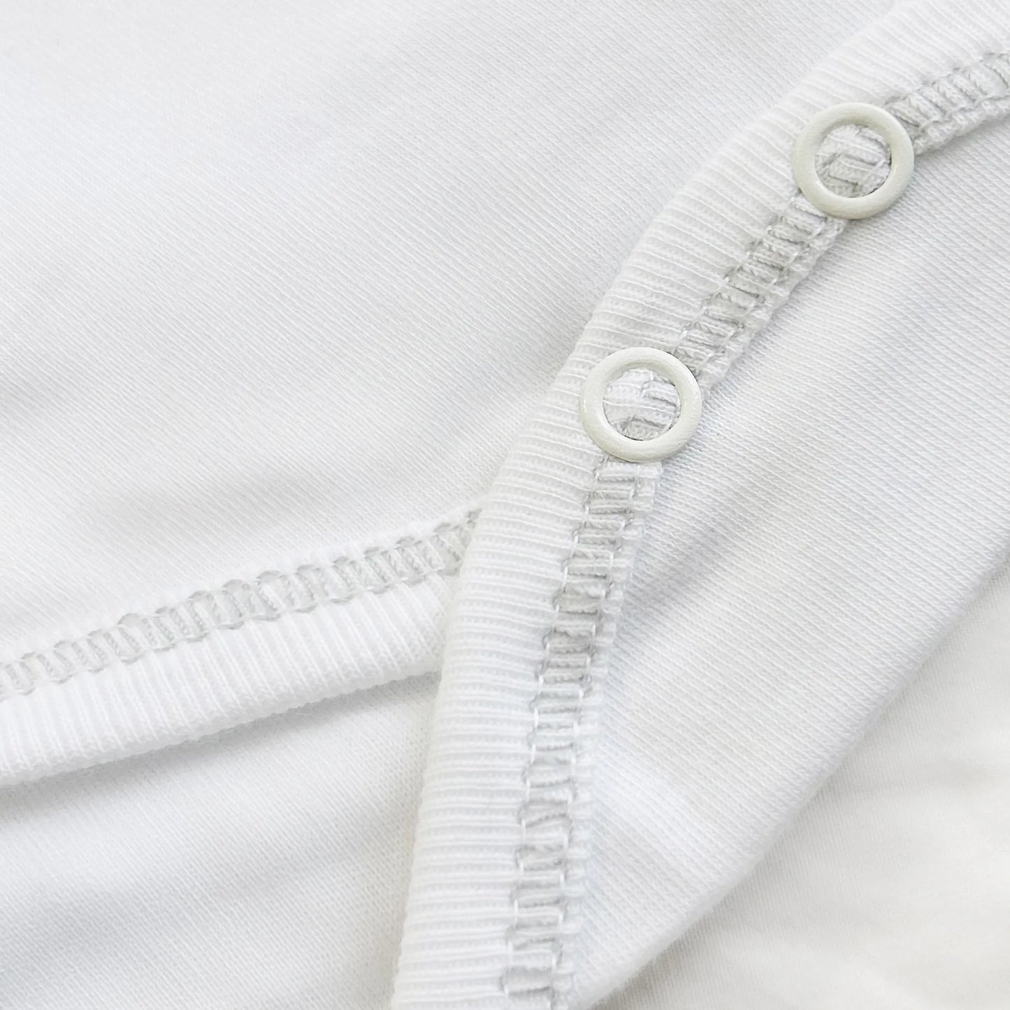 Pormenor de body de trespasse com collant cardado com motivo coelhos tricot com lacinho cinza