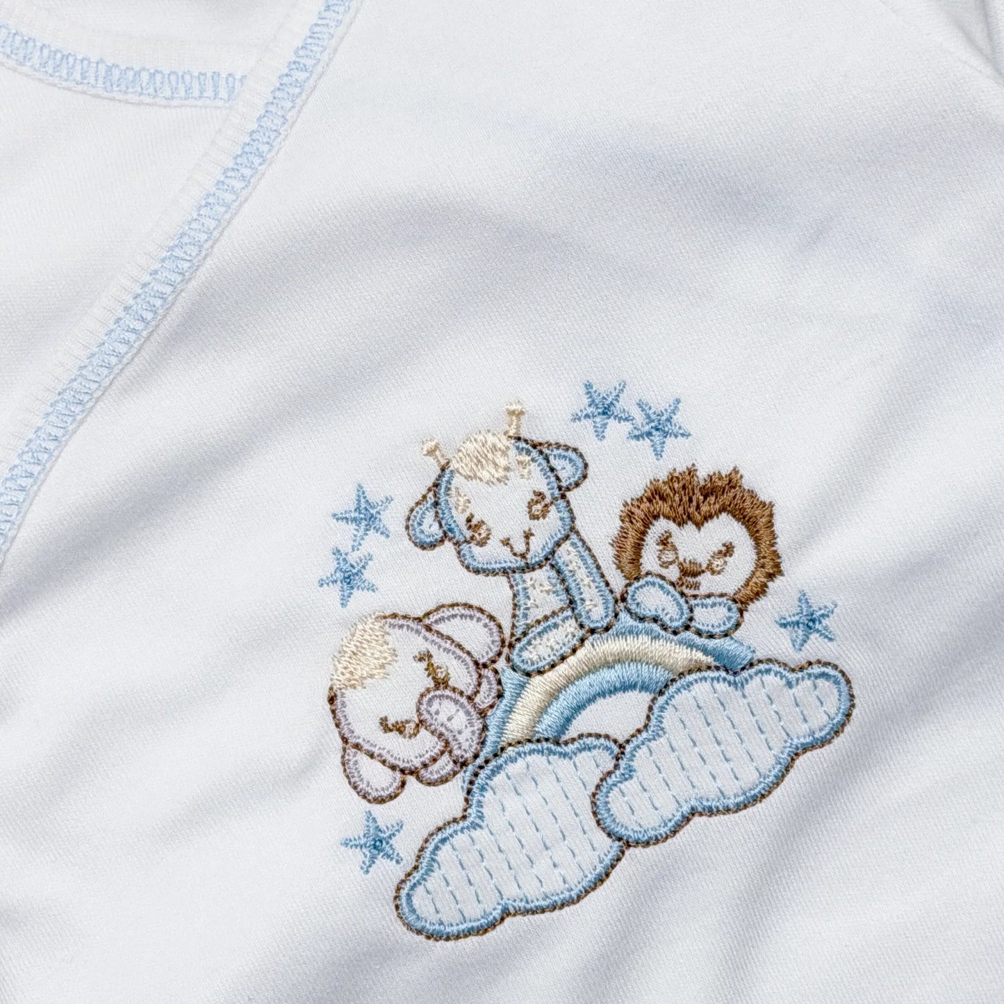 Pormenor de body de trespasse com collant com motivo animais no arco-íris azul