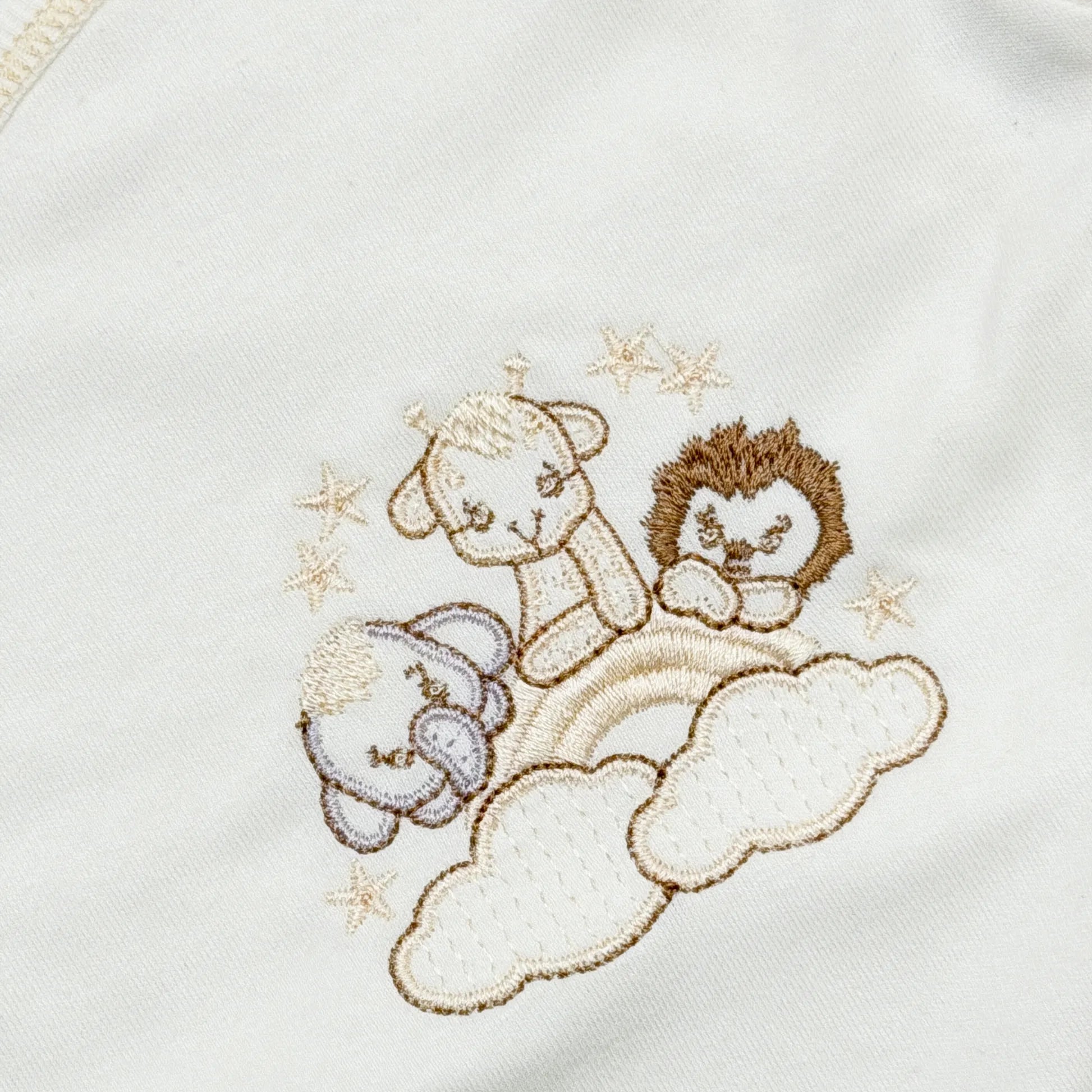 Pormenor de body de trespasse com collant com motivo animais no arco-íris pérola