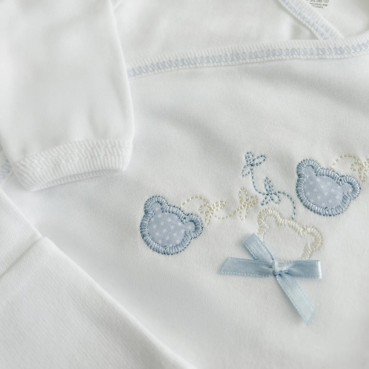 Pormenor de body de trespasse com collant com motivo ursinhos com pintas azul