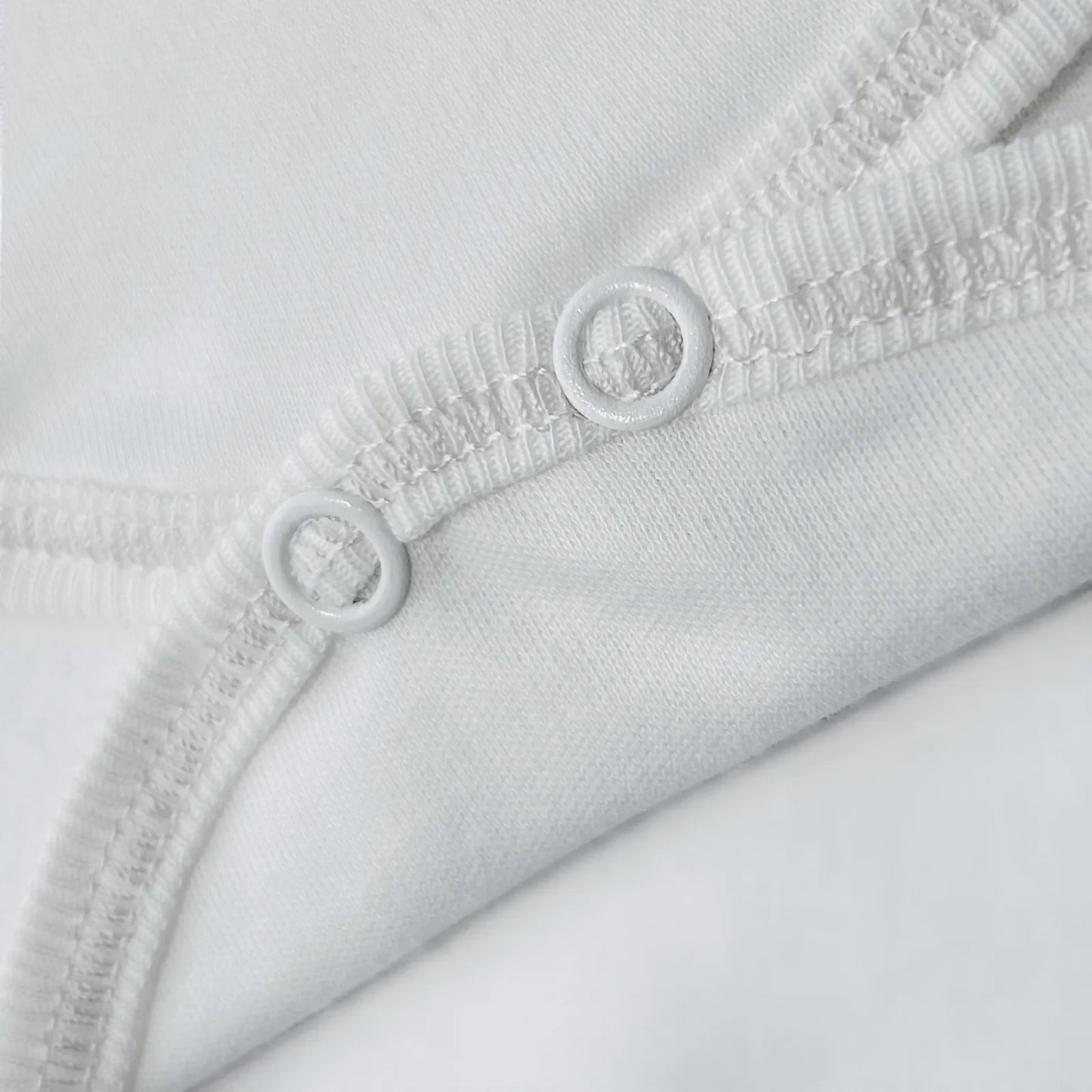 Pormenor de body de trespasse com collants com bordado pintas branco