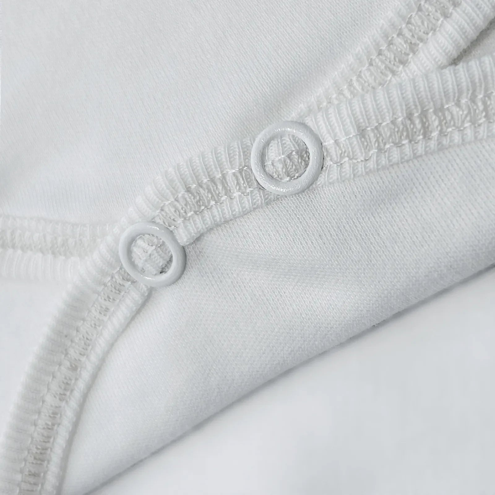 Pormenor de body de trespasse com collants com bordado pintas branco